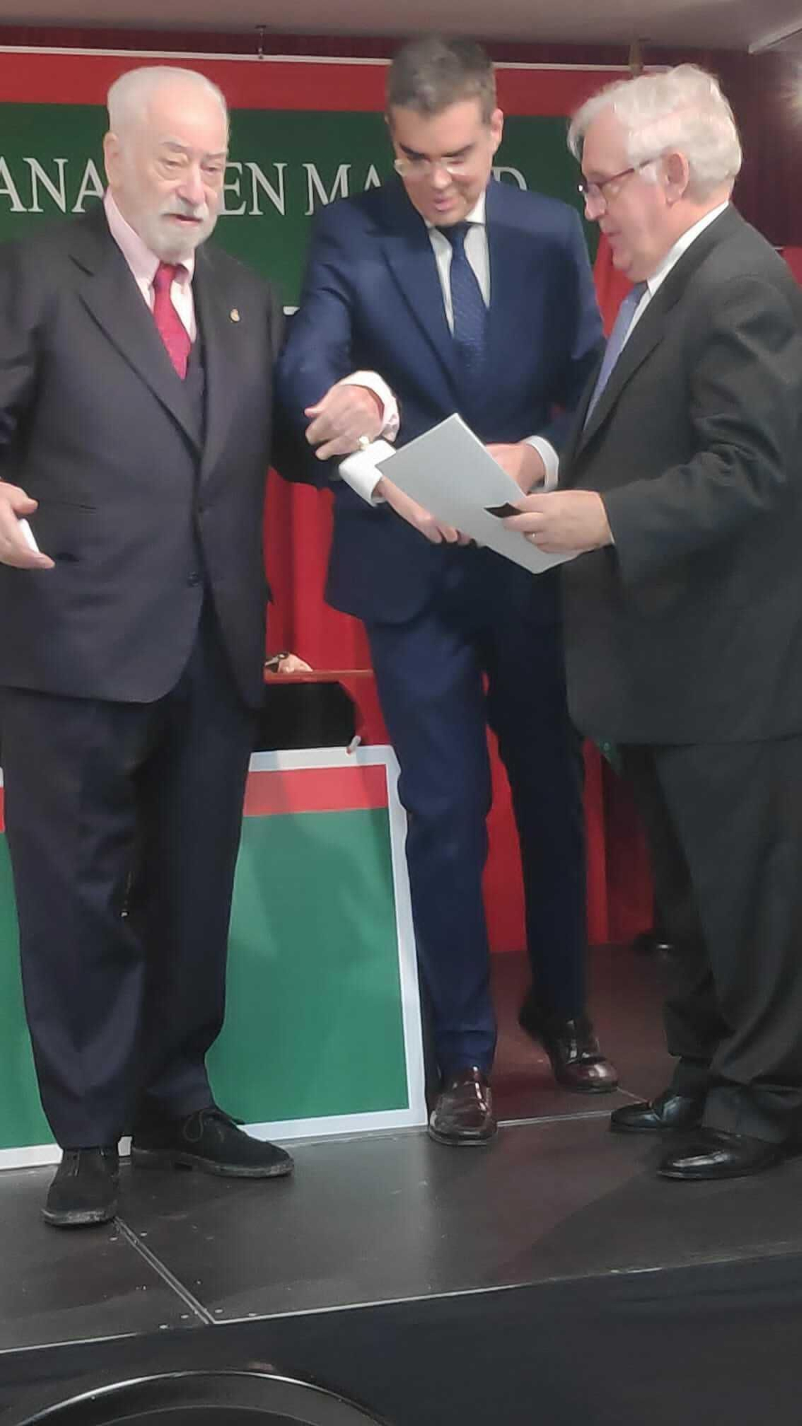 Tico Medina, del brazo de Vicente Azpitarte y un miembro de la Casa