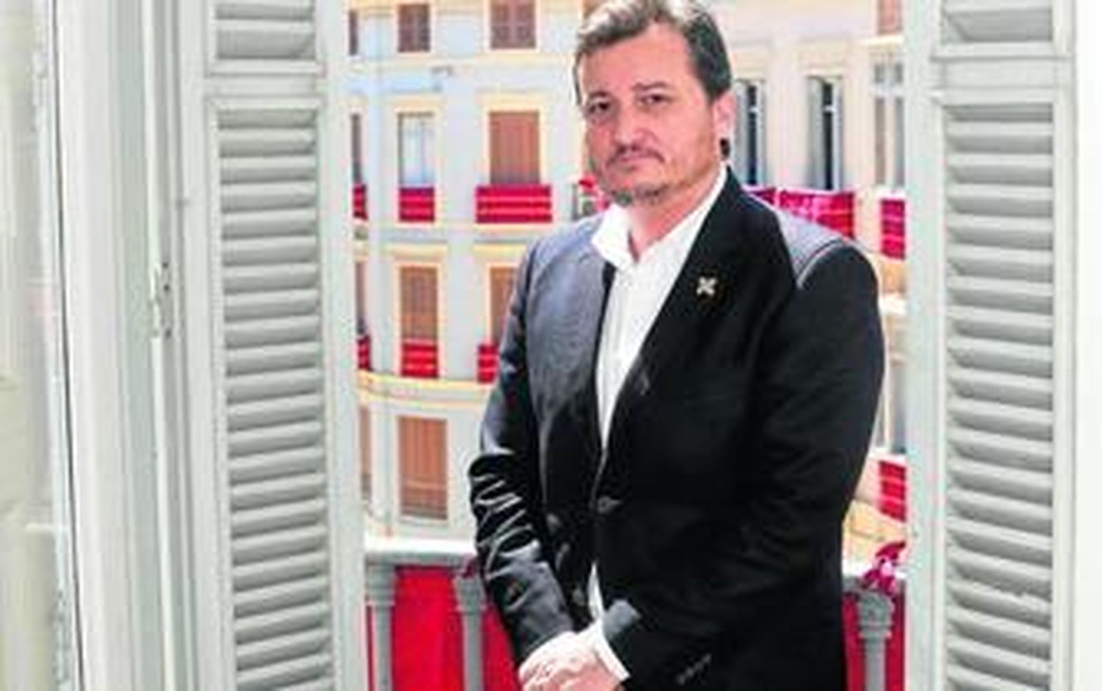 Eduardo Pastor, en un balcón de la calle Larios.