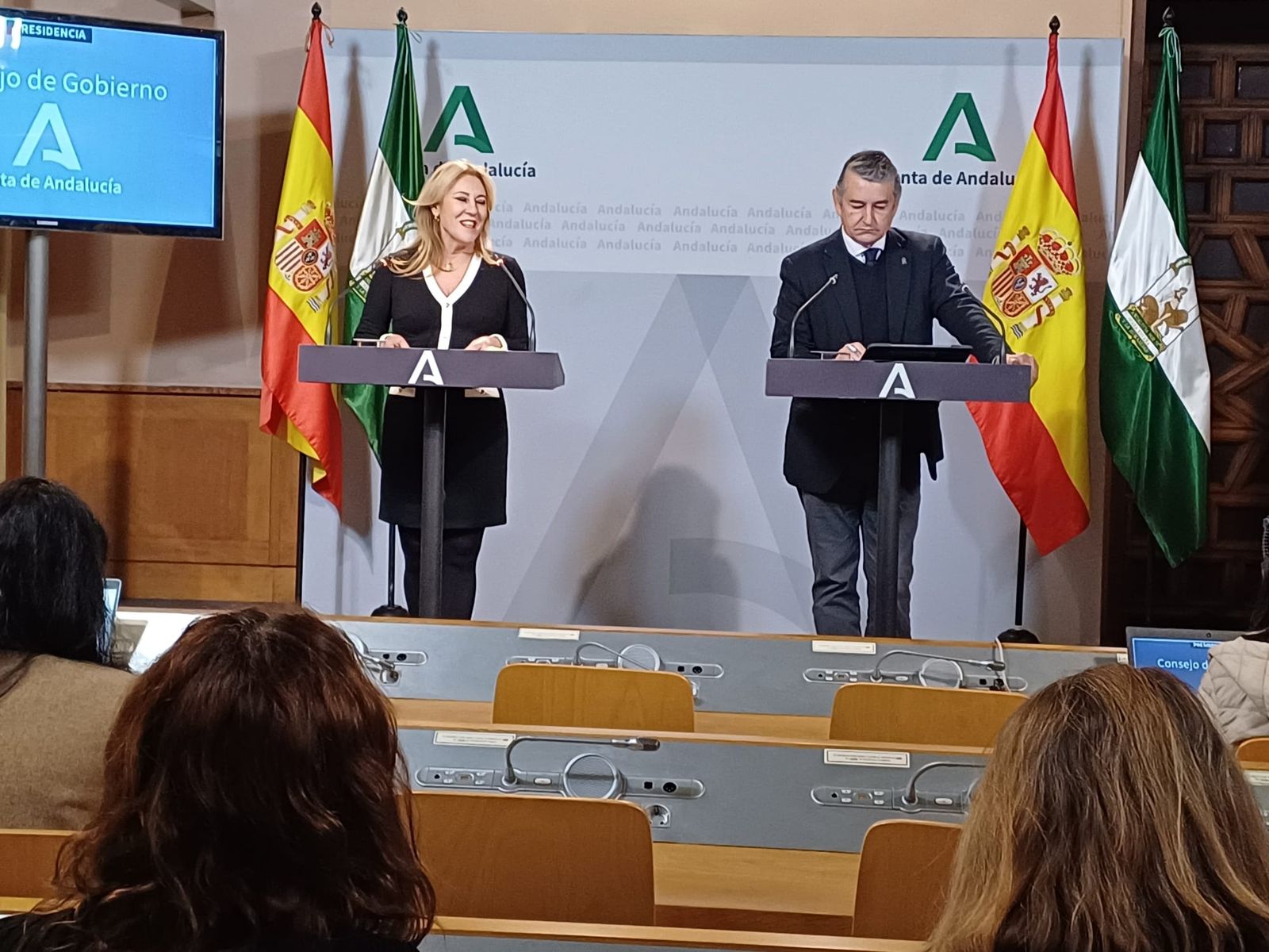 Carolina España, portavoz del Gobierno, y Antonio Sanz, consejero de Sanidad, Presidencia y Emergencias.