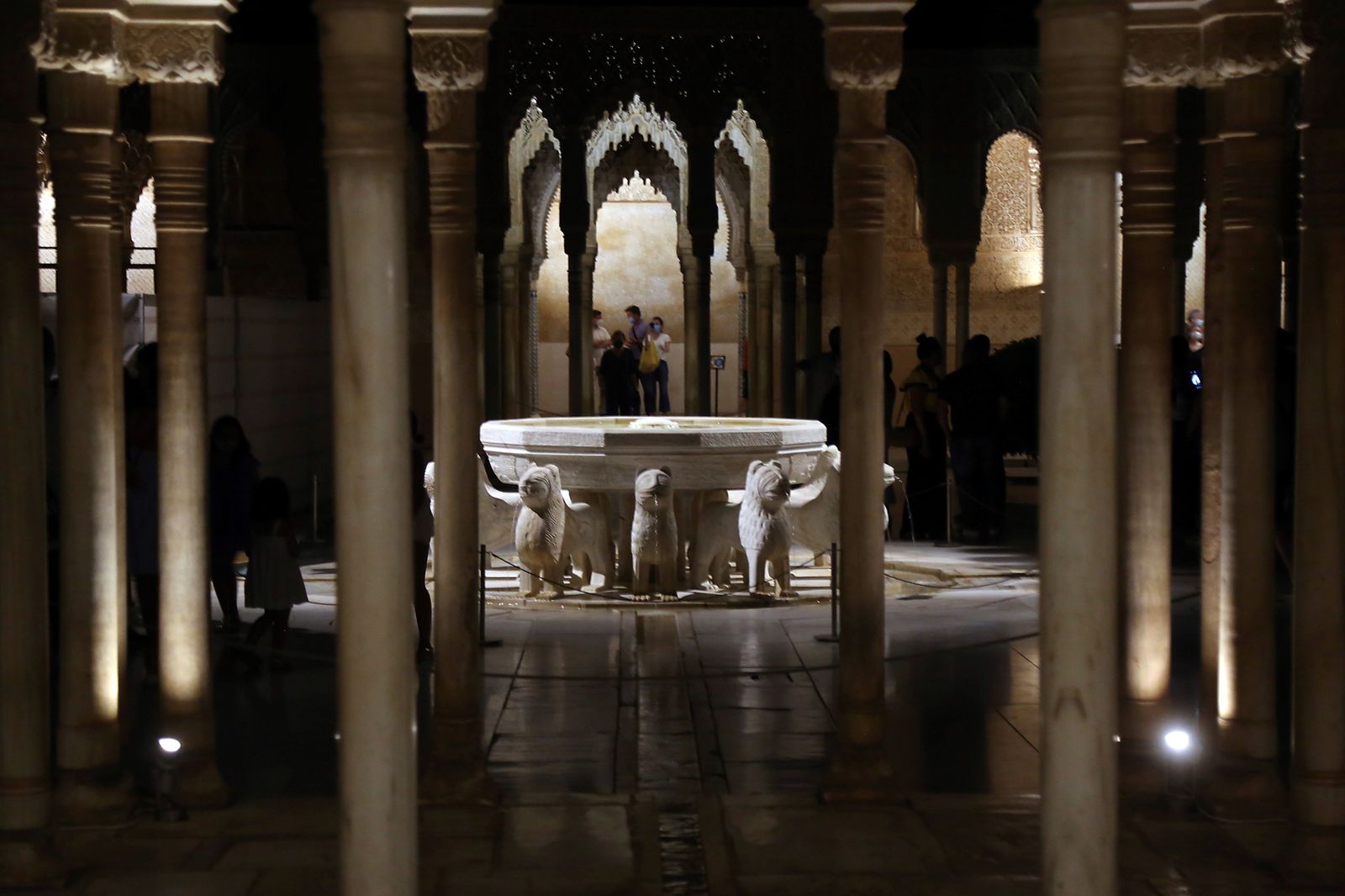 Imagen actual del patio en visita nocturna.