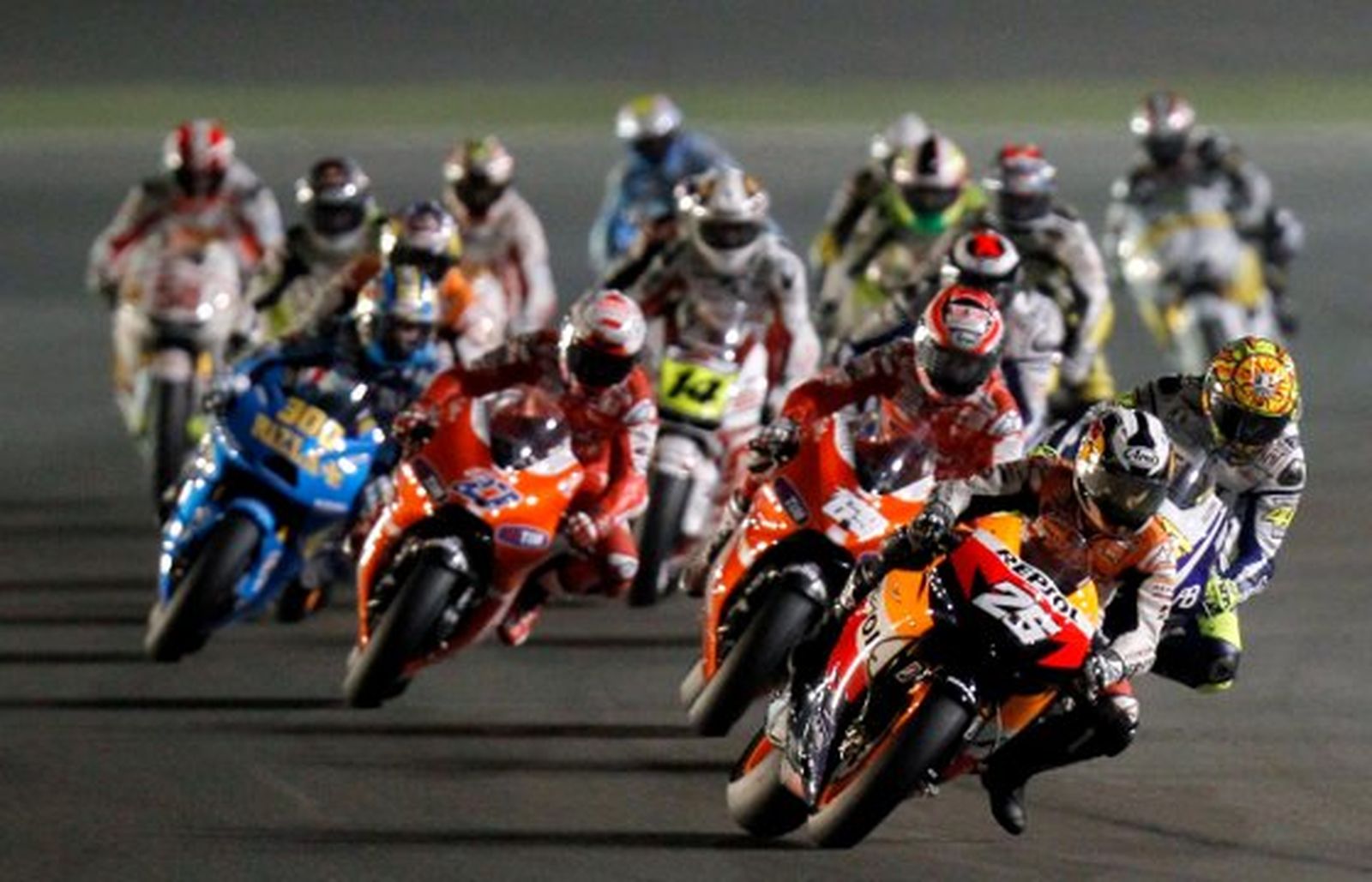El piloto de Honda Dani Pedrosa protagonizó una espectacular salida desde la cuarta línea de la parrilla que le llevó a encabezar la prueba en los primeros compases de la carrera

Foto: Agencias