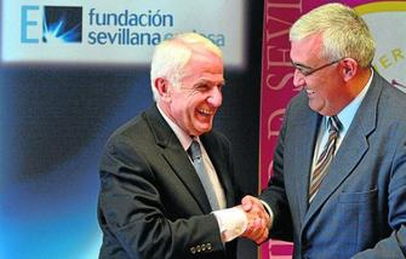 El presidente de la Fundación Endesa, Antonio Pascual Acosta, estrecha la mano del rector Ramírez de Arellano.