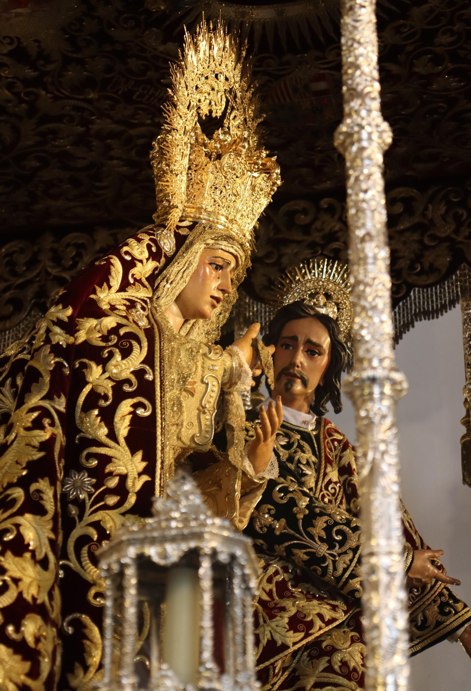 Sevilla acaricia la Semana Santa en un Domingo de Pasión lleno de cultos