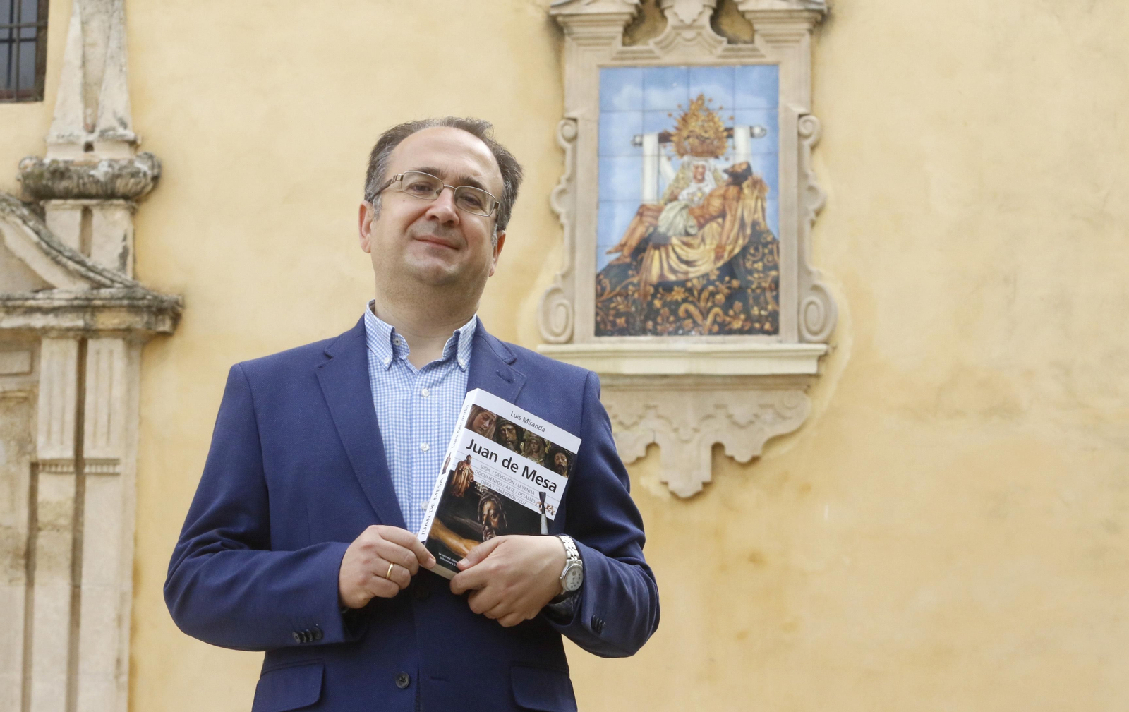 Luis Miranda, con su libro 'Juan de Mesa. La caza del aliento', delante de la iglesia de San Agustín.