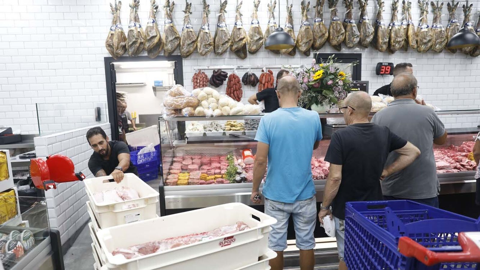 Las fotos de la reapertura de la Boutique de la Carne 42 días después del incendio