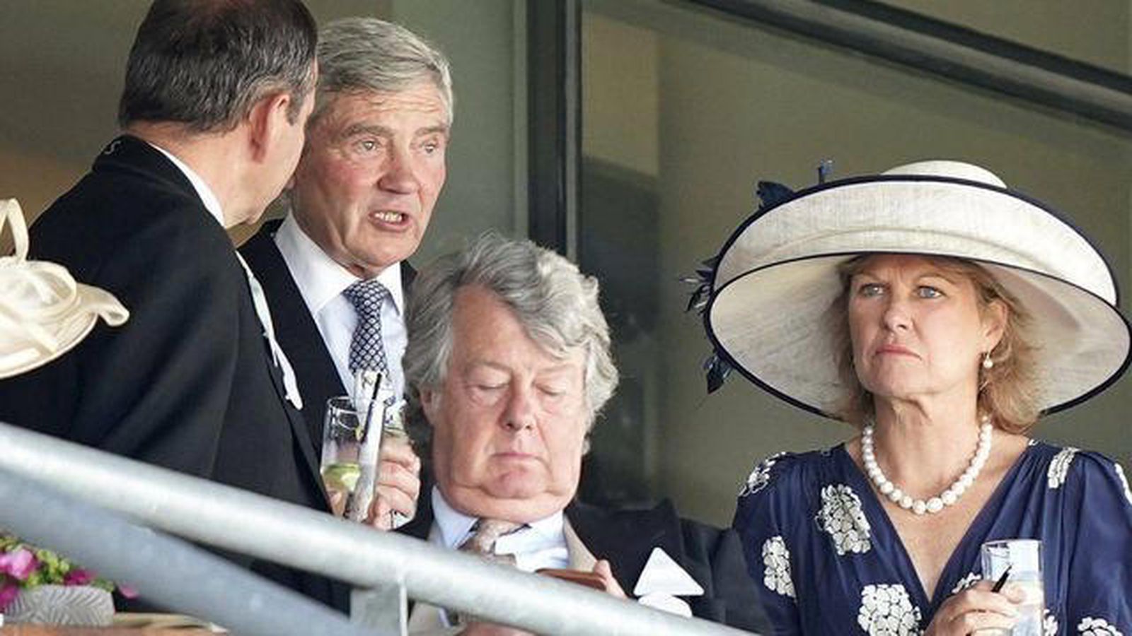 Michael Middletonm (segundo por la i.), padre de la duquesa de Cambridge, y su esposa Carole, en un palco de Ascot.