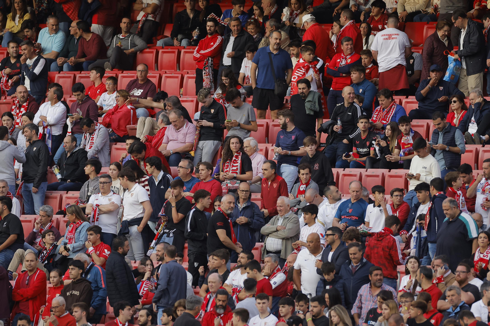Búscate en las fotos del Sevilla-Betis