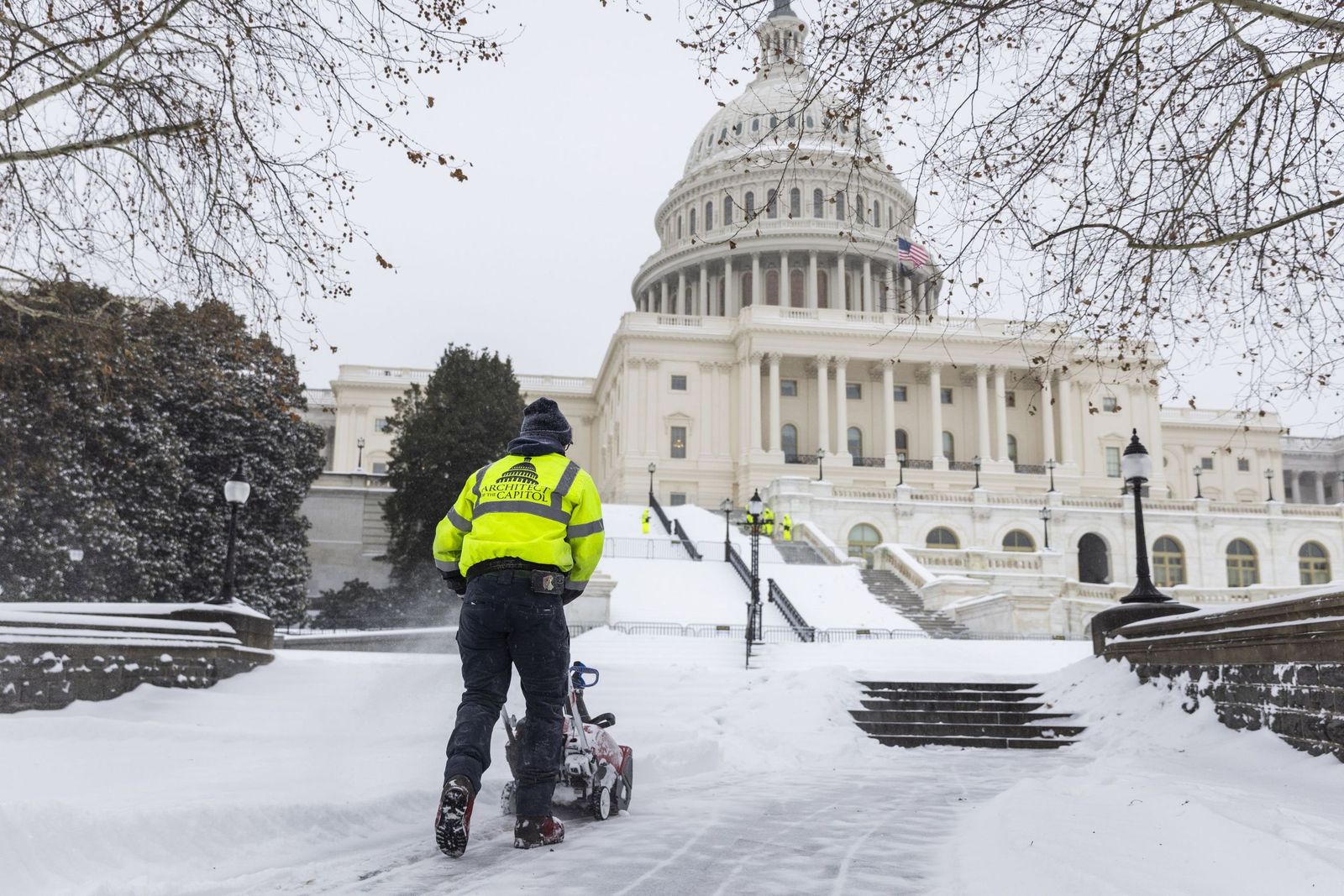 Las gélidas y blancas imágenes que deja la tormenta monstruosa en los EEUU