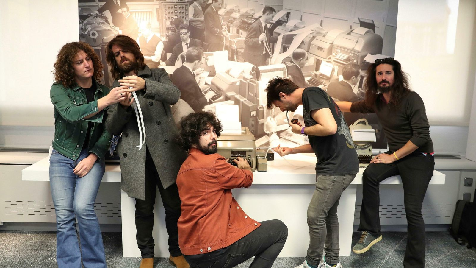 Los miembros del grupo, divirtiéndose en la sesión fotográfica.