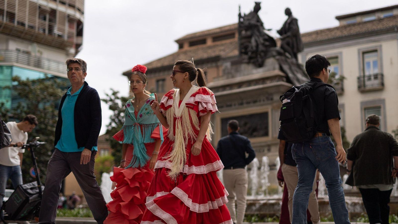 Flamencas pasean por Reyes Católicos en el Día de la Cruz en Granada