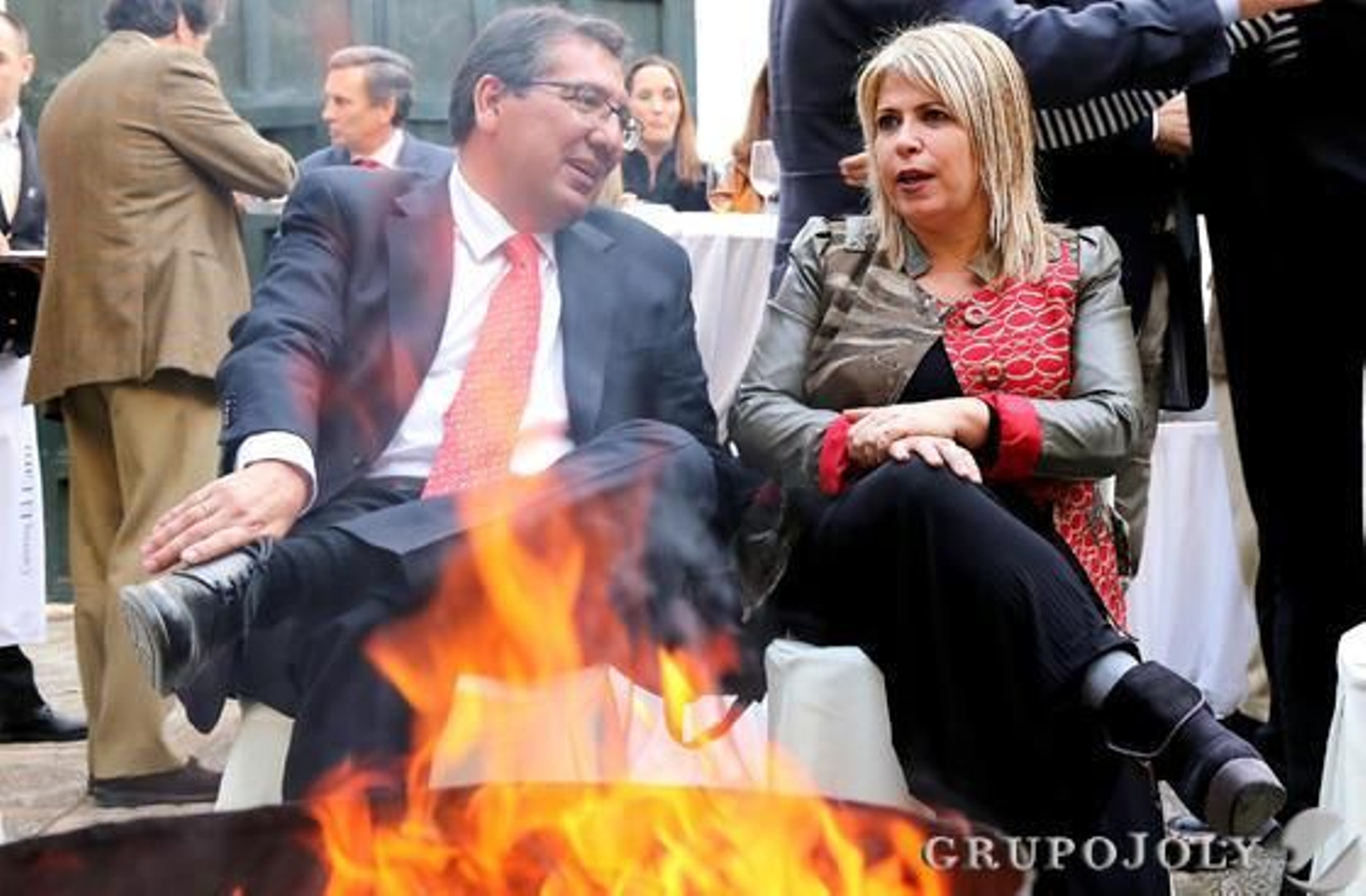 Antonio Pulido y la alcadesa ante el fuego

Foto: Miguel Angel Gonzalez