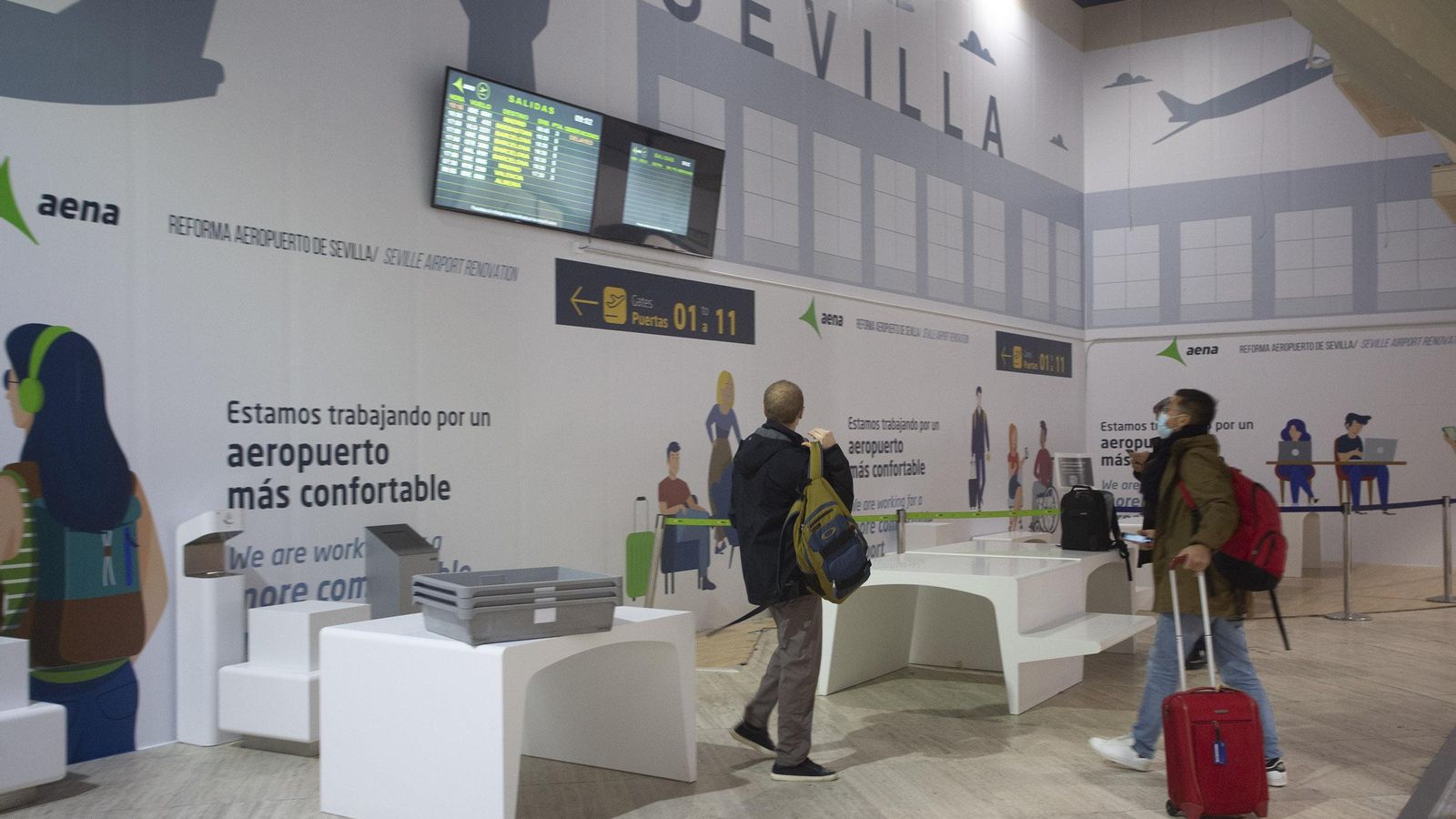 Pasajeros en el aeropuerto de Sevilla.