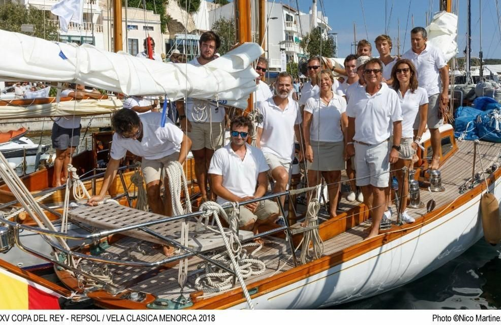 El rey Felipe posa a bordo del 'Giraldilla' junto a los tripulantes onubenses.