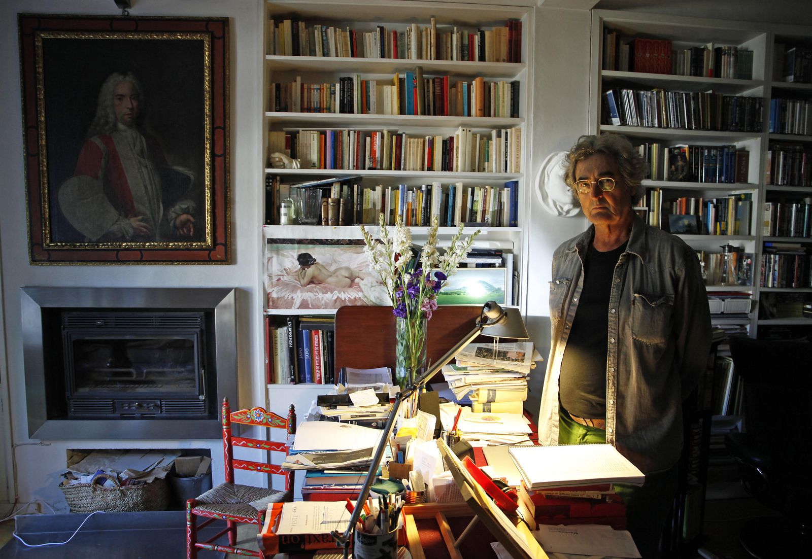 Diego Romero de Solís, en su domicilio, durante un momento de la entrevista.