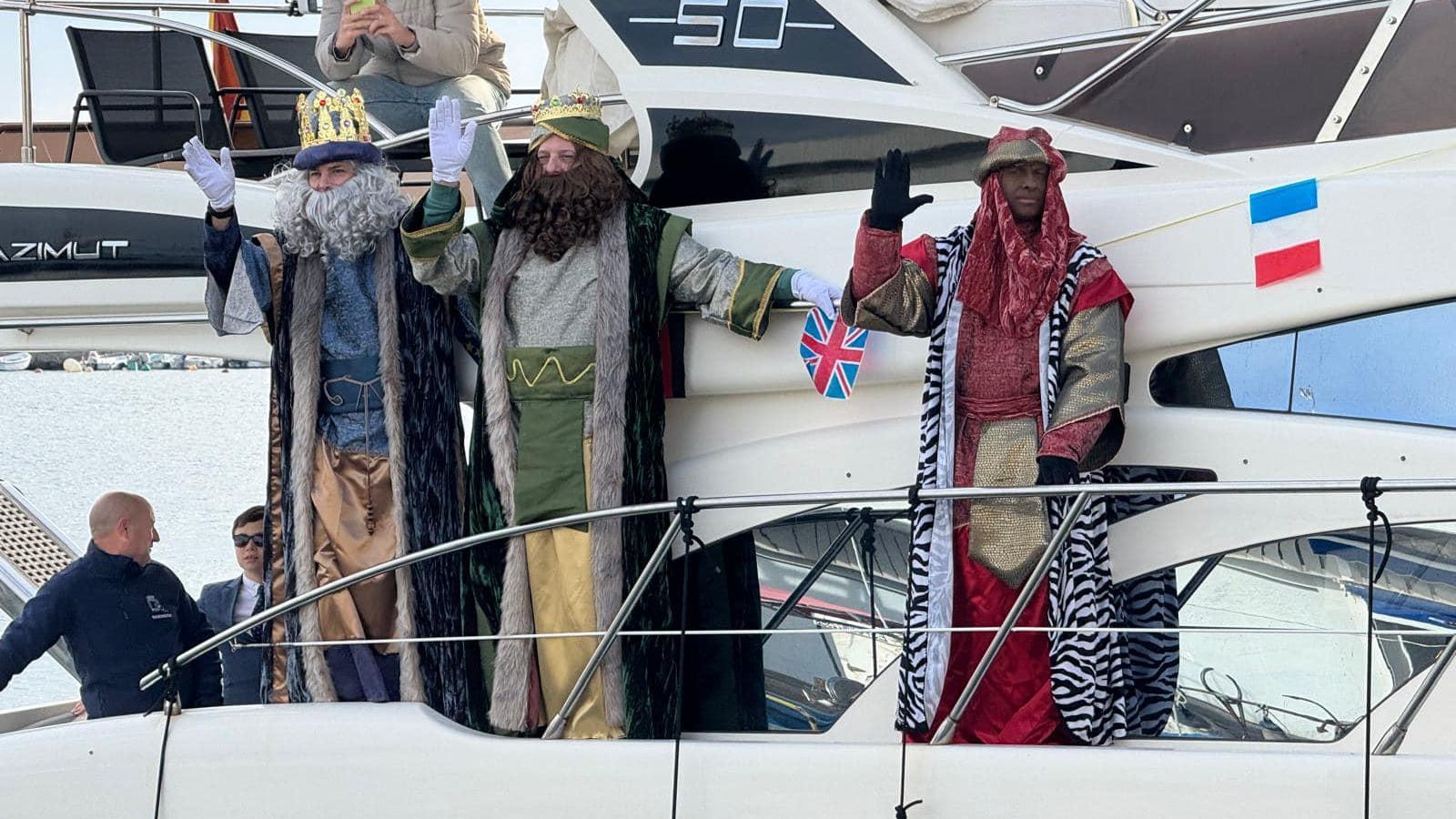 Sus majestades llegando en barco a Motril.