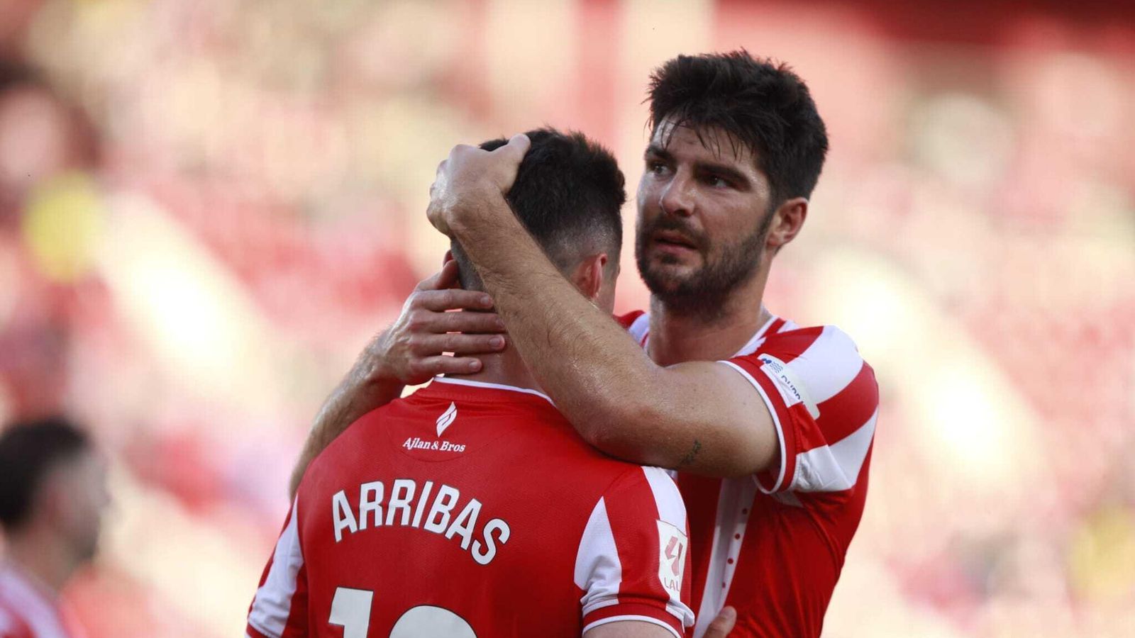 Melero abraza a Arribas tras uno de sus goles