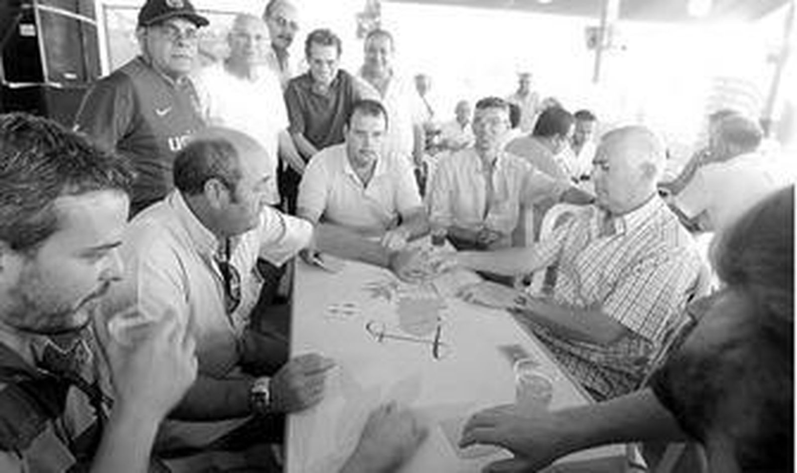 Socios de Celupal jugando al Mus y al fondo parte de la directiva de la caseta.