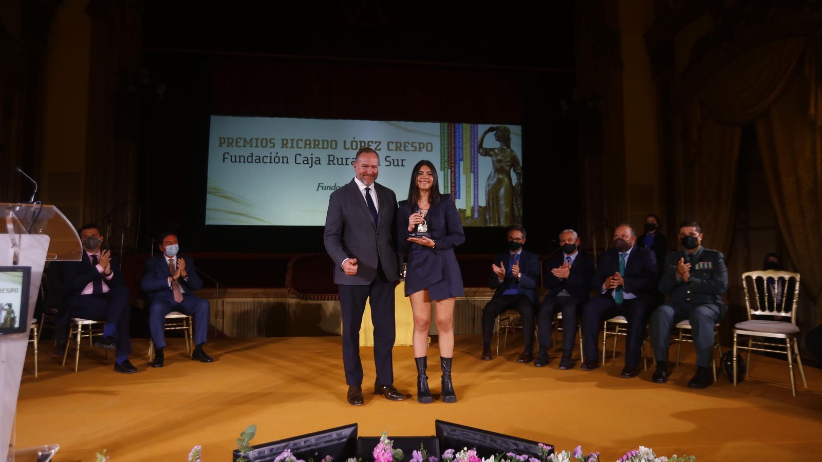 García-Palacios entrega el premio a Belén Cornejo Daza García-Palacios entrega el premio a Belén Cornejo Daza