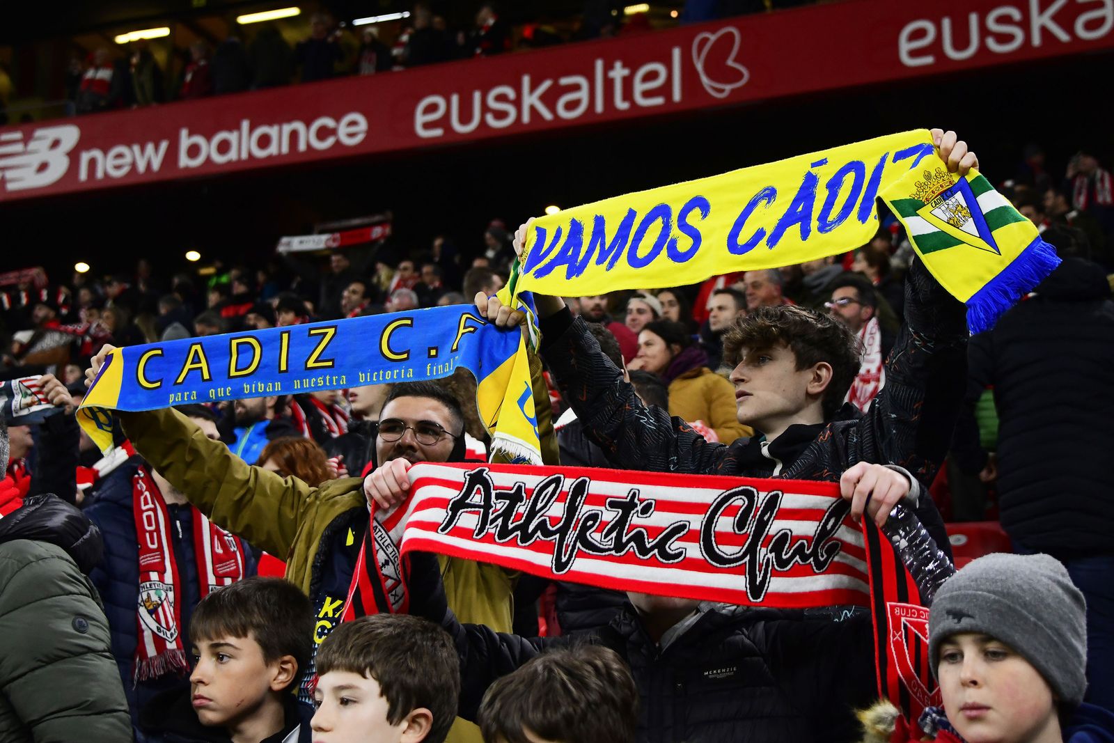 Seguidores con bufanda del Cádiz y el Athletic.
