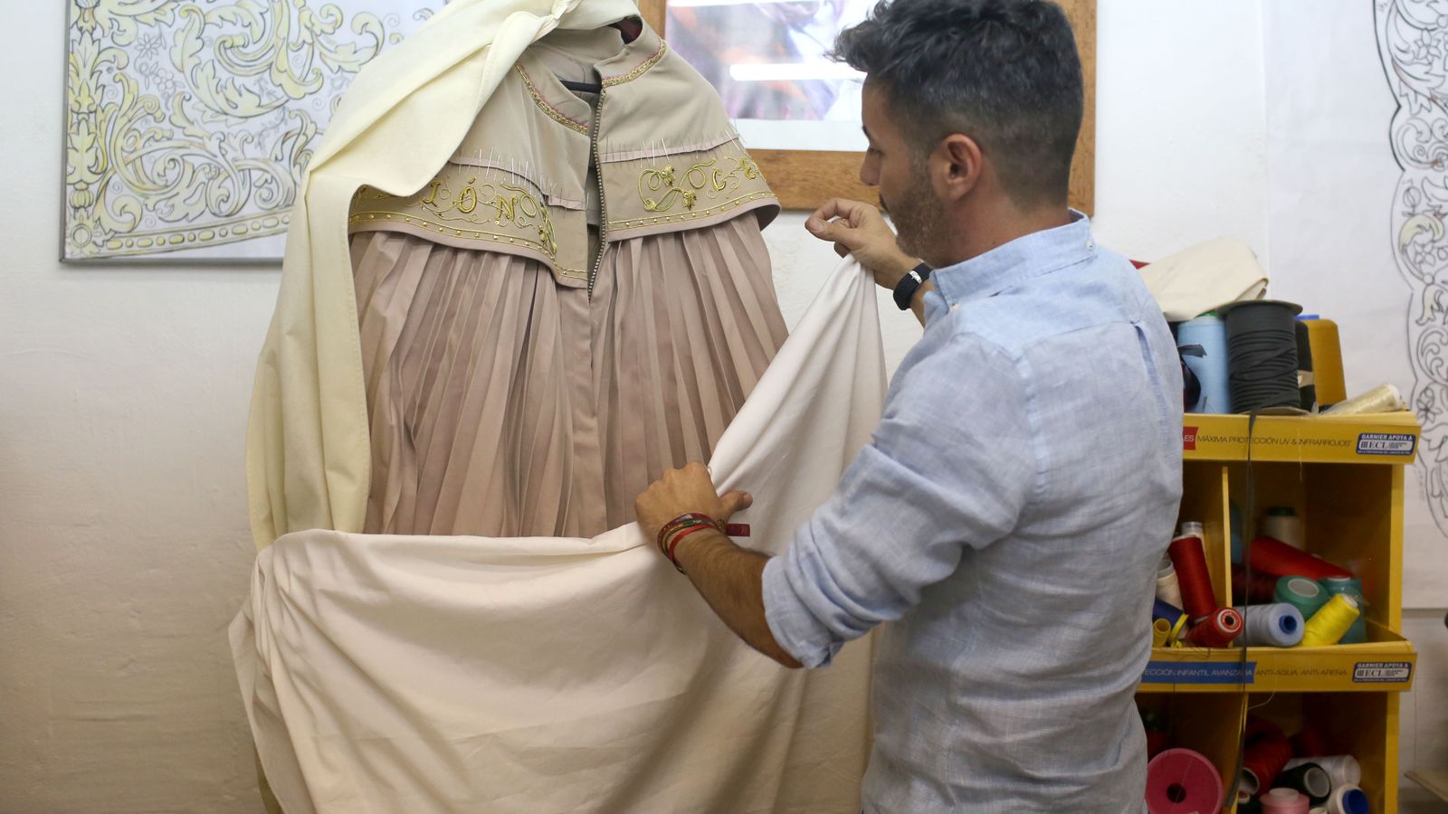 El capote plisado ha sido confeccionado en el taller de Mamé de la Vega.