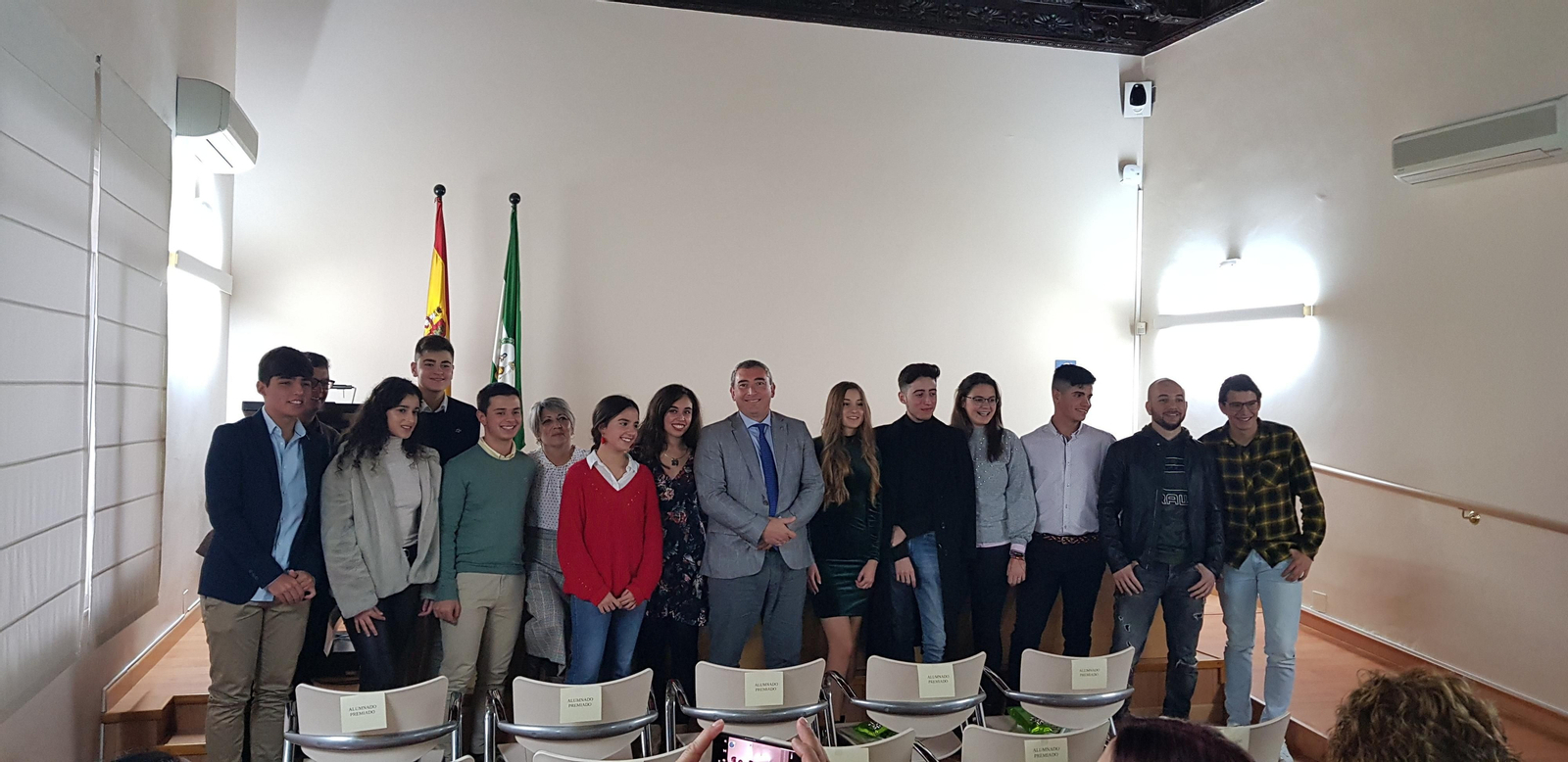 El delegado de Educación con los alumnos premiados.