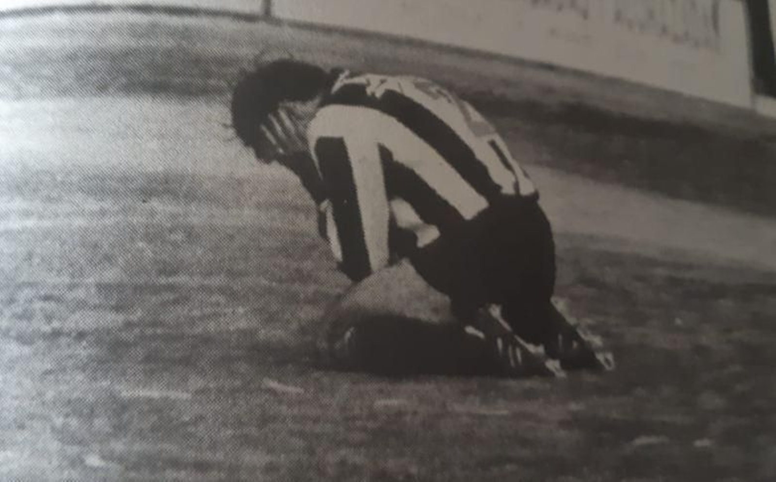 Pedro Montero, desconsolado tras el final del Estepona-Balona de 1993