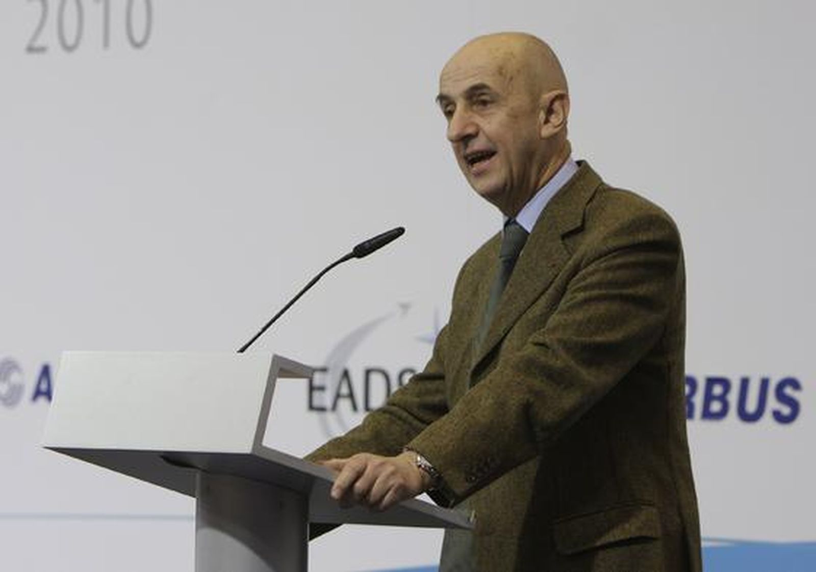 El presidente de EADS, Louis Gallois, acompañado del presidente de Airbus, Thomas Enders y el presidente de la división militar del fabricante europeo de aviones, Domingo Urena-Raso, ha fijado el 31 de enero de 2010 como fecha final para las negociaciones con los gobiernos europeos.

Foto: Agencias/ Jose Ángel García