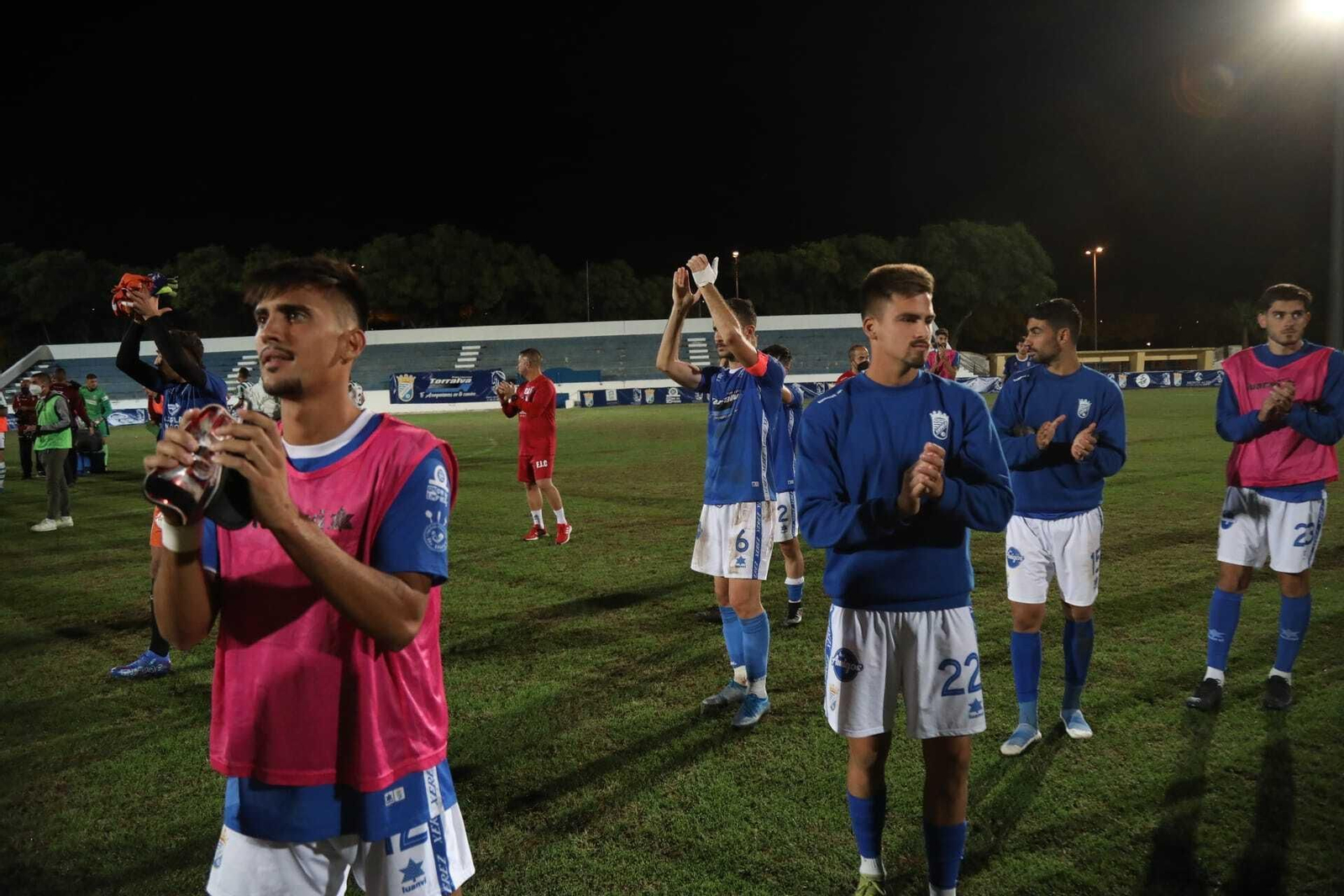 Los jugadores del Xerez CD, desolados al final del encuentro, aplauden a la afición.