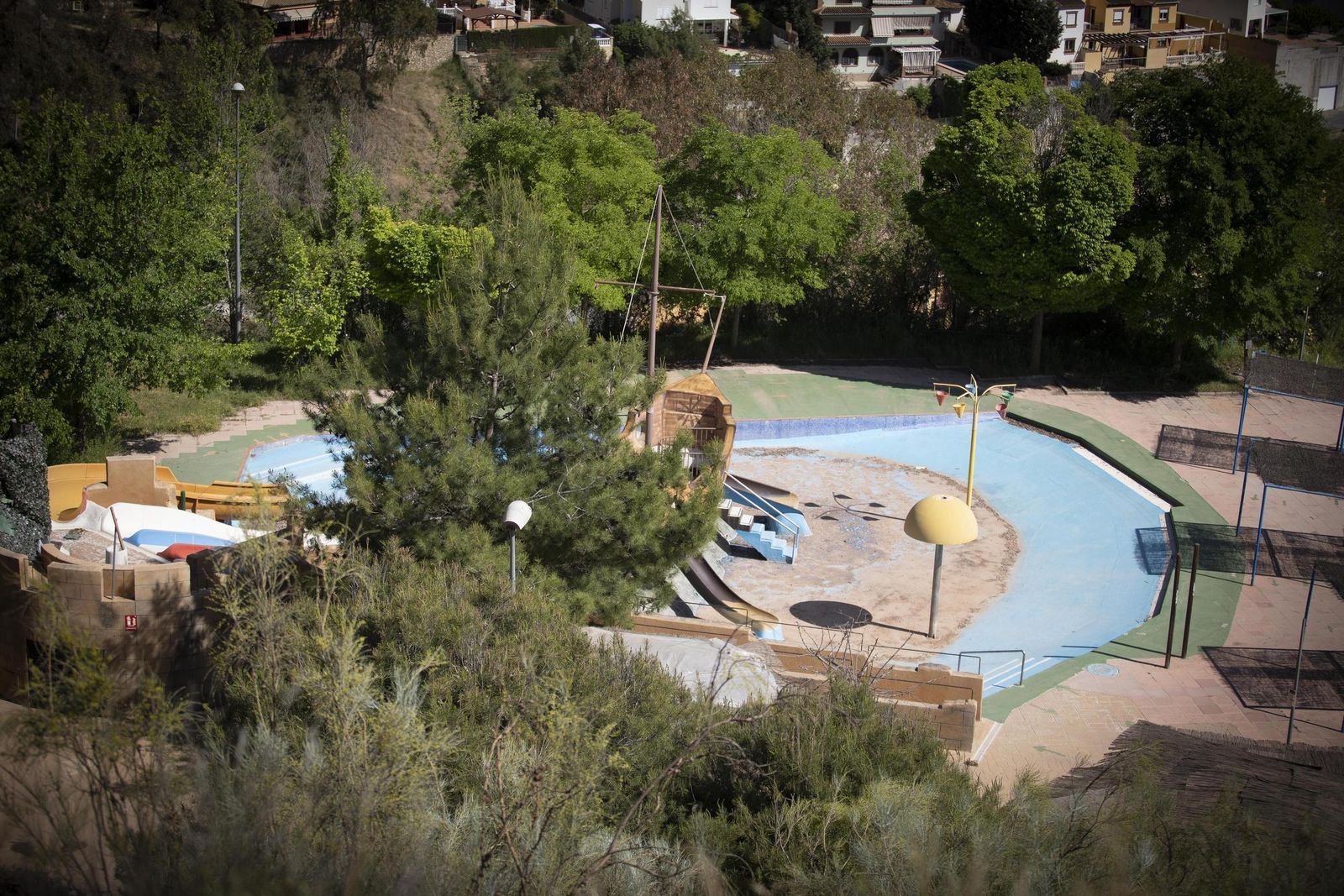 Así luce el parque acuático de Granada 'Aquaola' tras su cierre definitvio