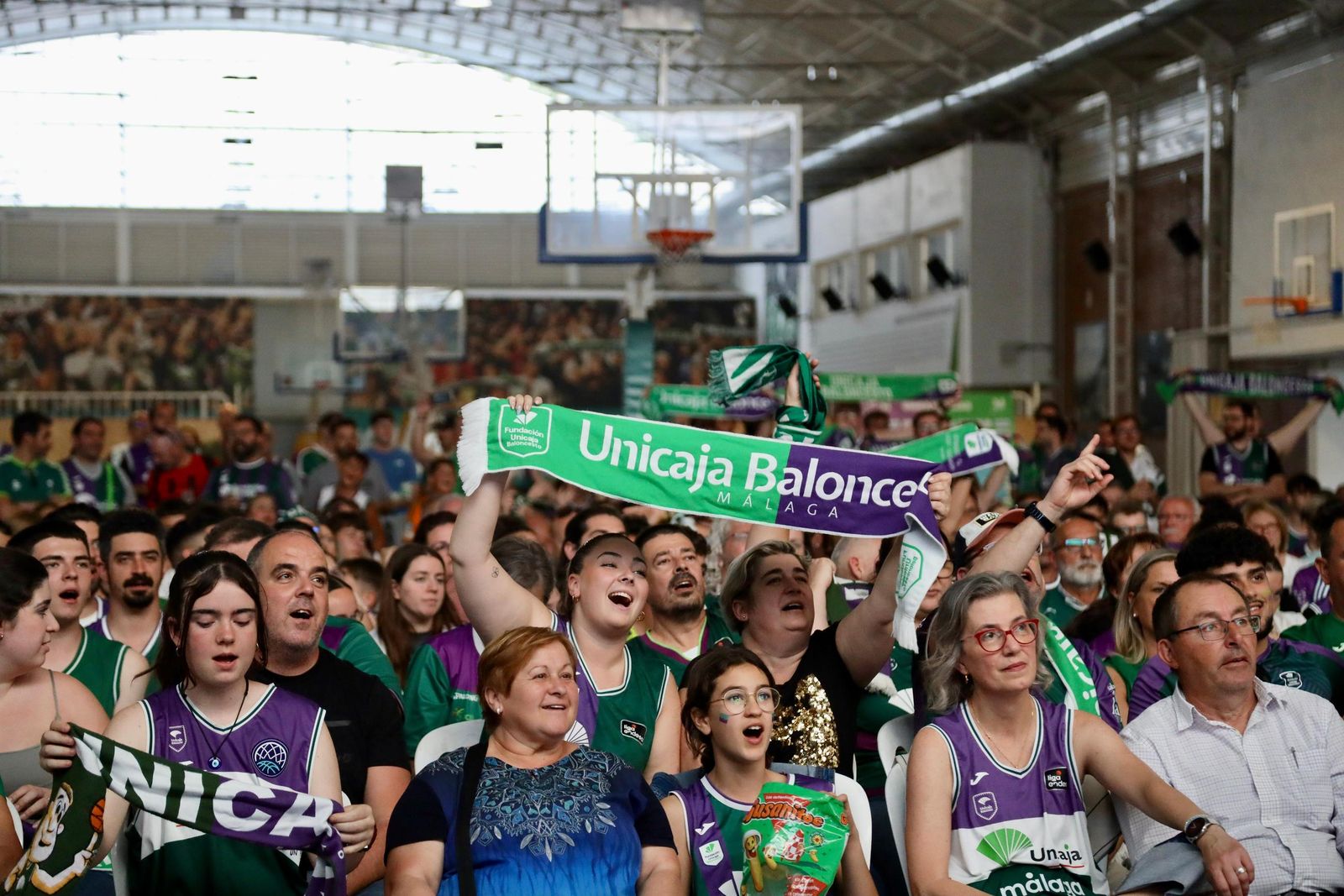 La locura en Los Guindos: ¡Búscate durante la final de BCL del Unicaja!