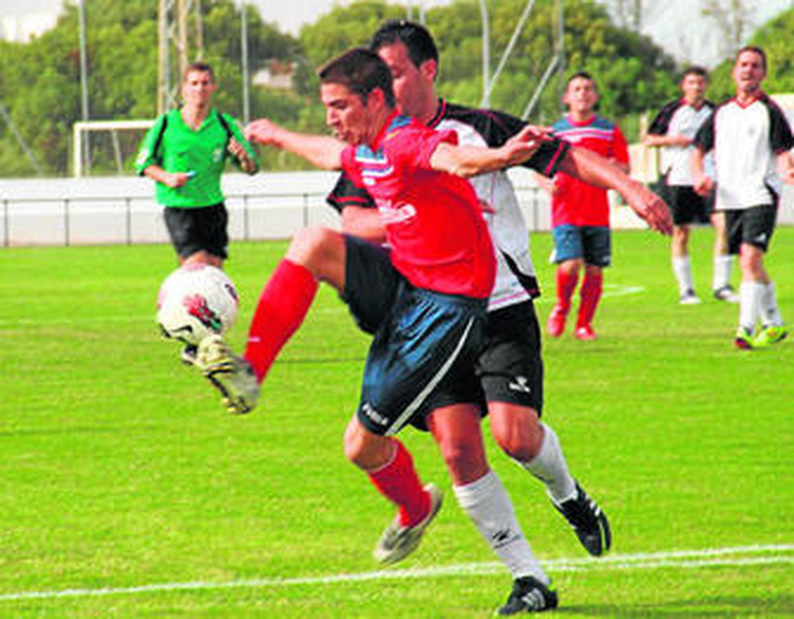 Dany Flor controla el esférico con la punta de la bota ante la cercana marca de un adversario.