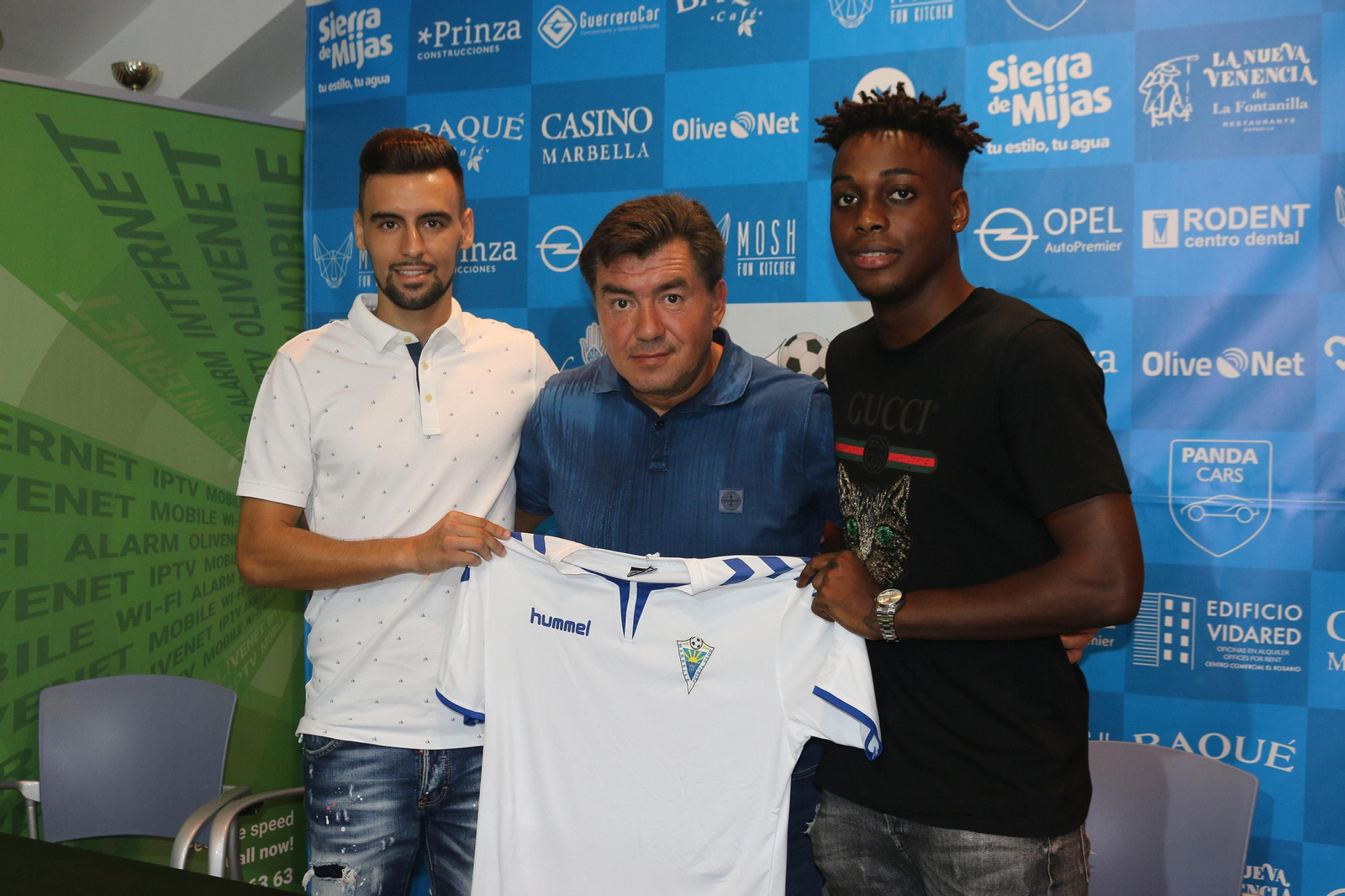 Rafa Muñoz y Lamine N'Diaye, con el presidente del Marbella, Alexander Grinberg.