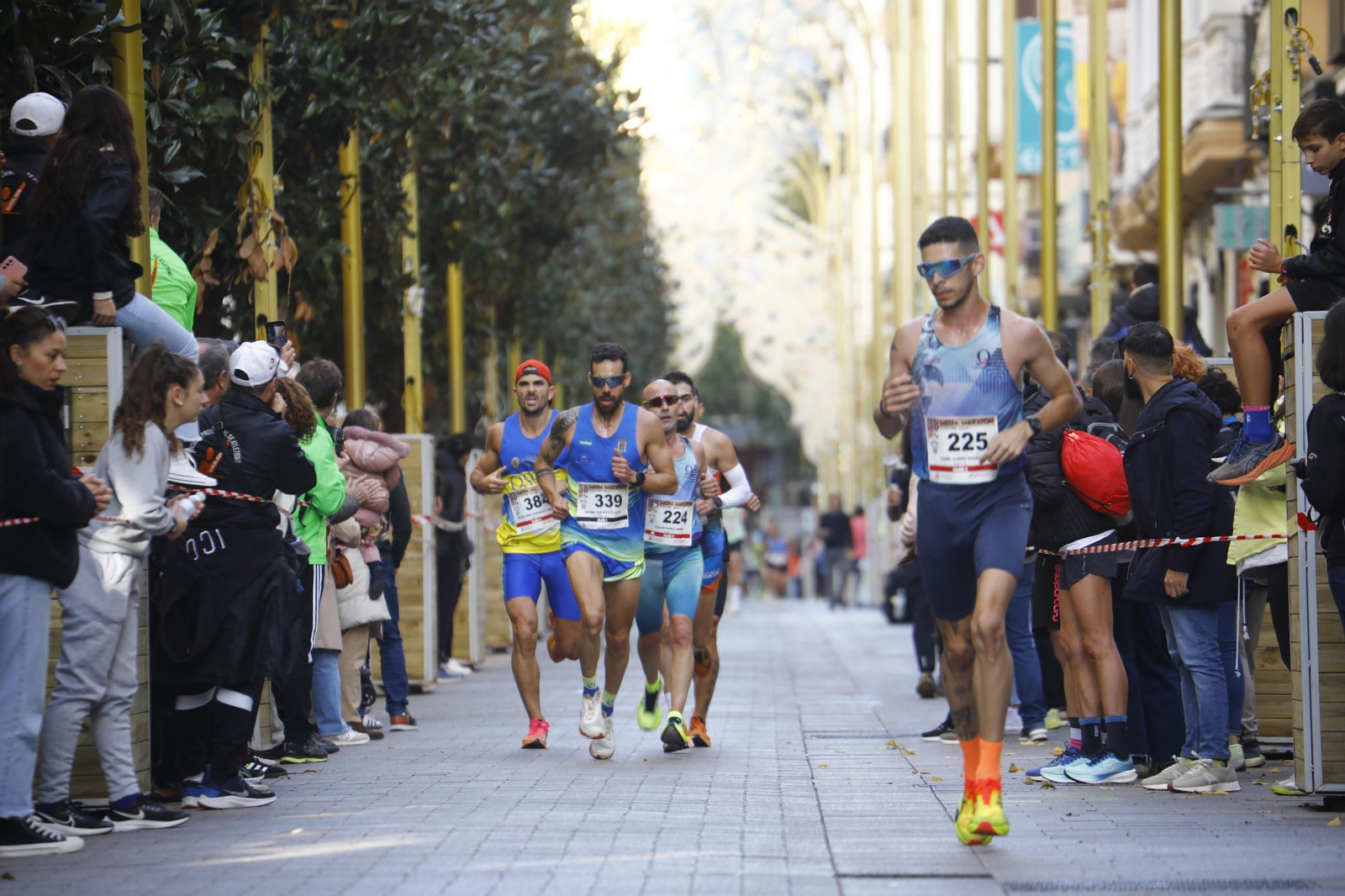 La gloria de cruzar la Puerta del Puente: las fotos de la línea de meta de la Media Maratón de Córdoba 2024