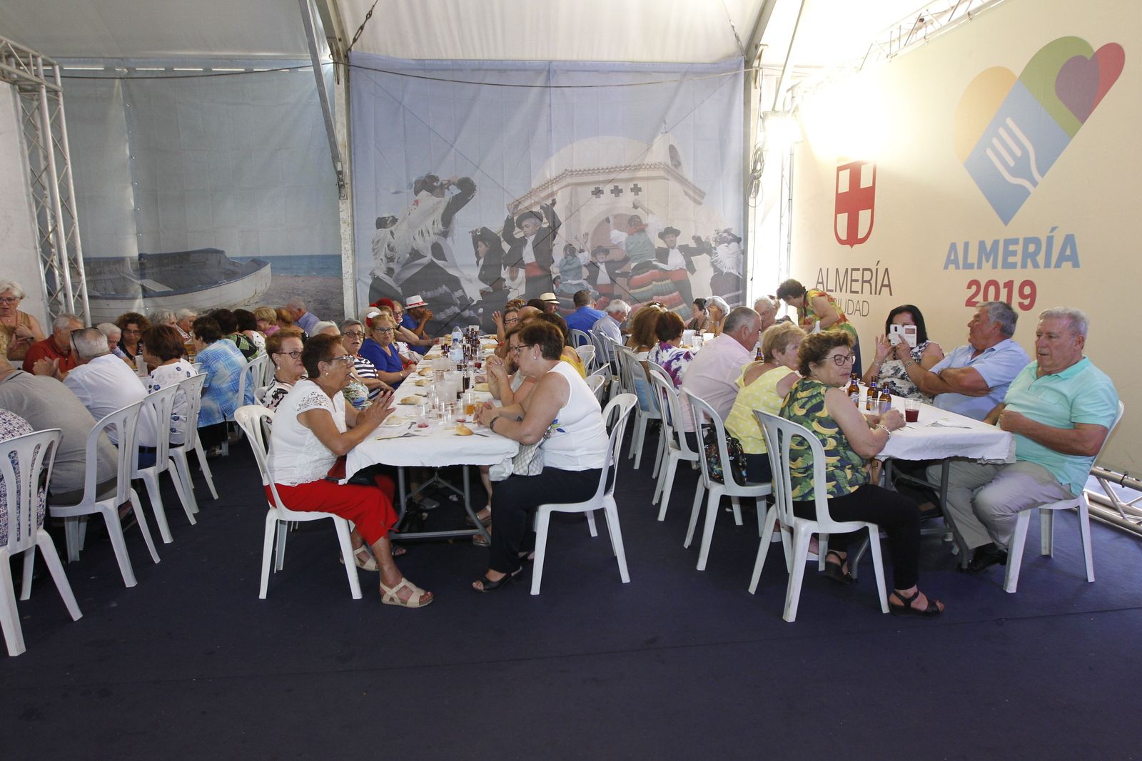 Fotogalería comida homenaje a los mayores. Feria de Almería 2019