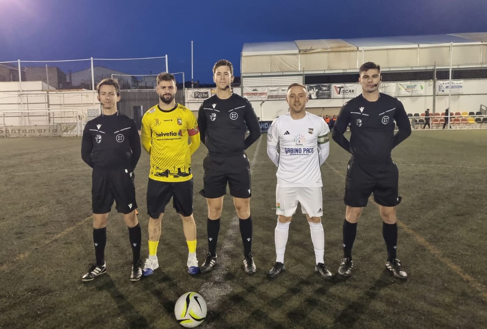Luis Casas, capitán del Begíjar CF, junto a Pirri, capitán del CD Villanueva, y el trío arbitral.