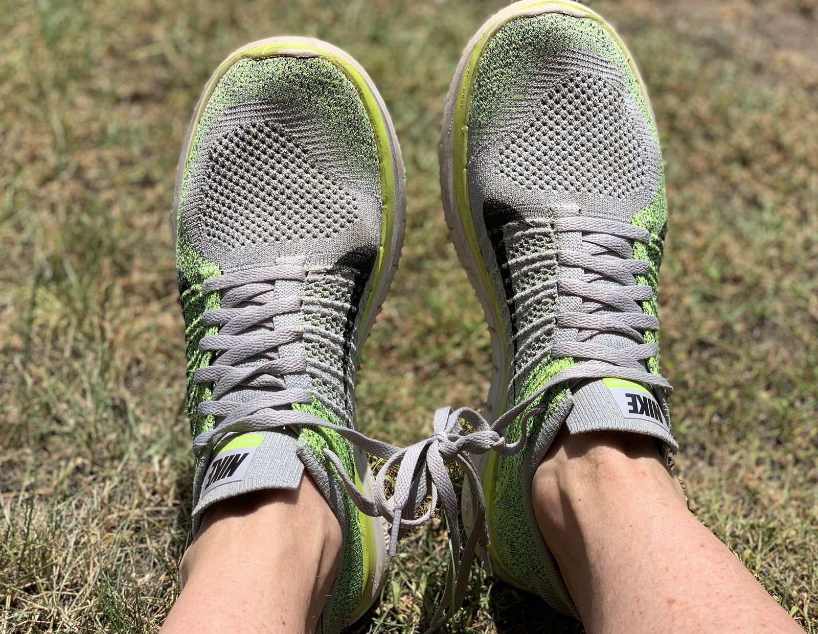 Fotos con los cordones atados como alegoría de las dificultades que implica la enfermedad.