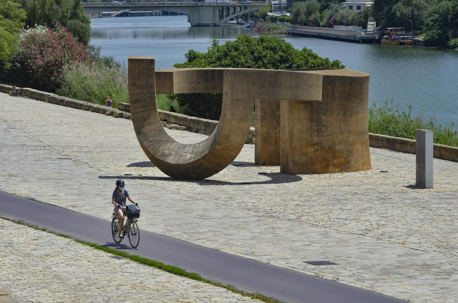 Una ciclista por el carril bici del Paseo Marqués de Contadero.