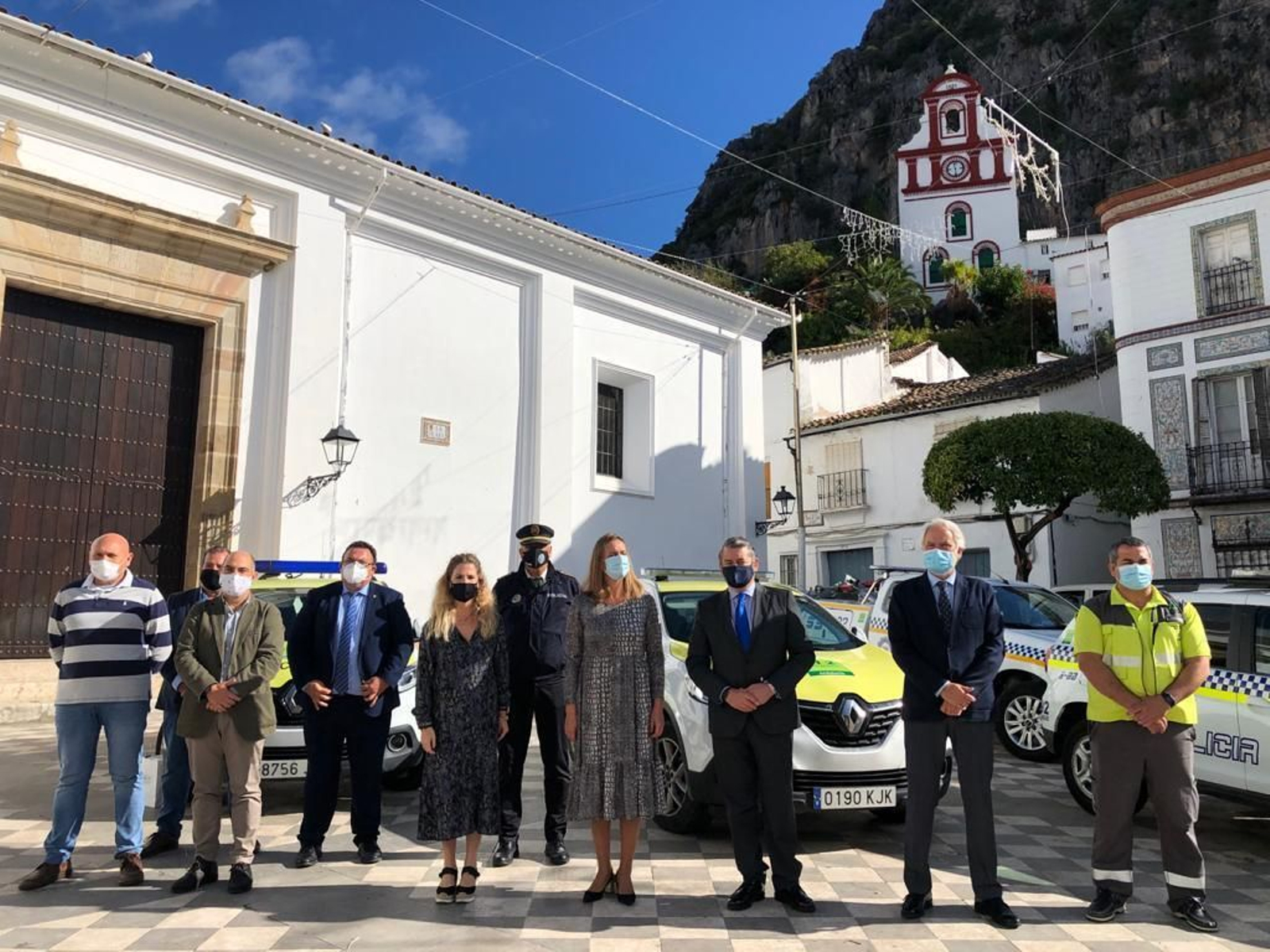 Los responsables de la Junta y el Ayuntamiento, con los efectivos de seguridad local.