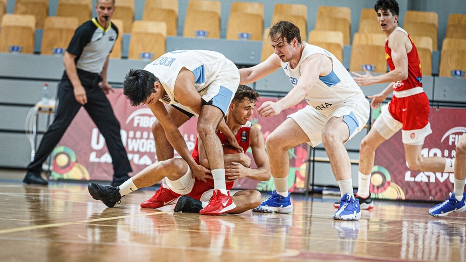 Javi Rodríguez pelea por un balón.