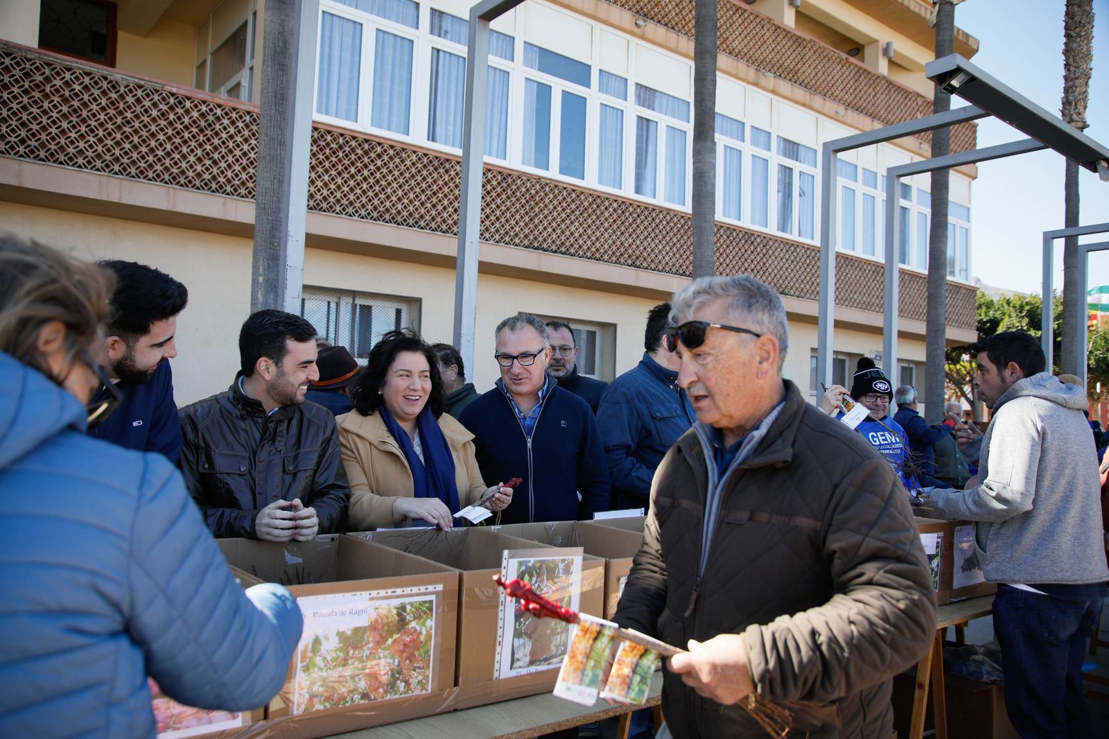 Imágenes del reparto de Parras en Alhama de Almería