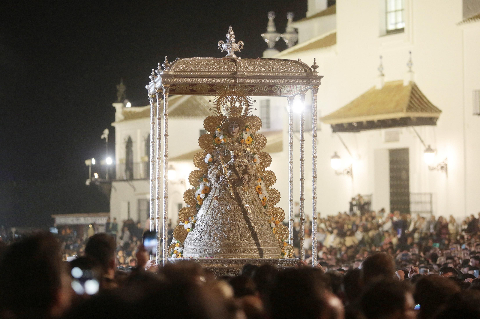 El Rocío 2023: Salto a la reja y procesión de la Virgen del Rocío en imágenes