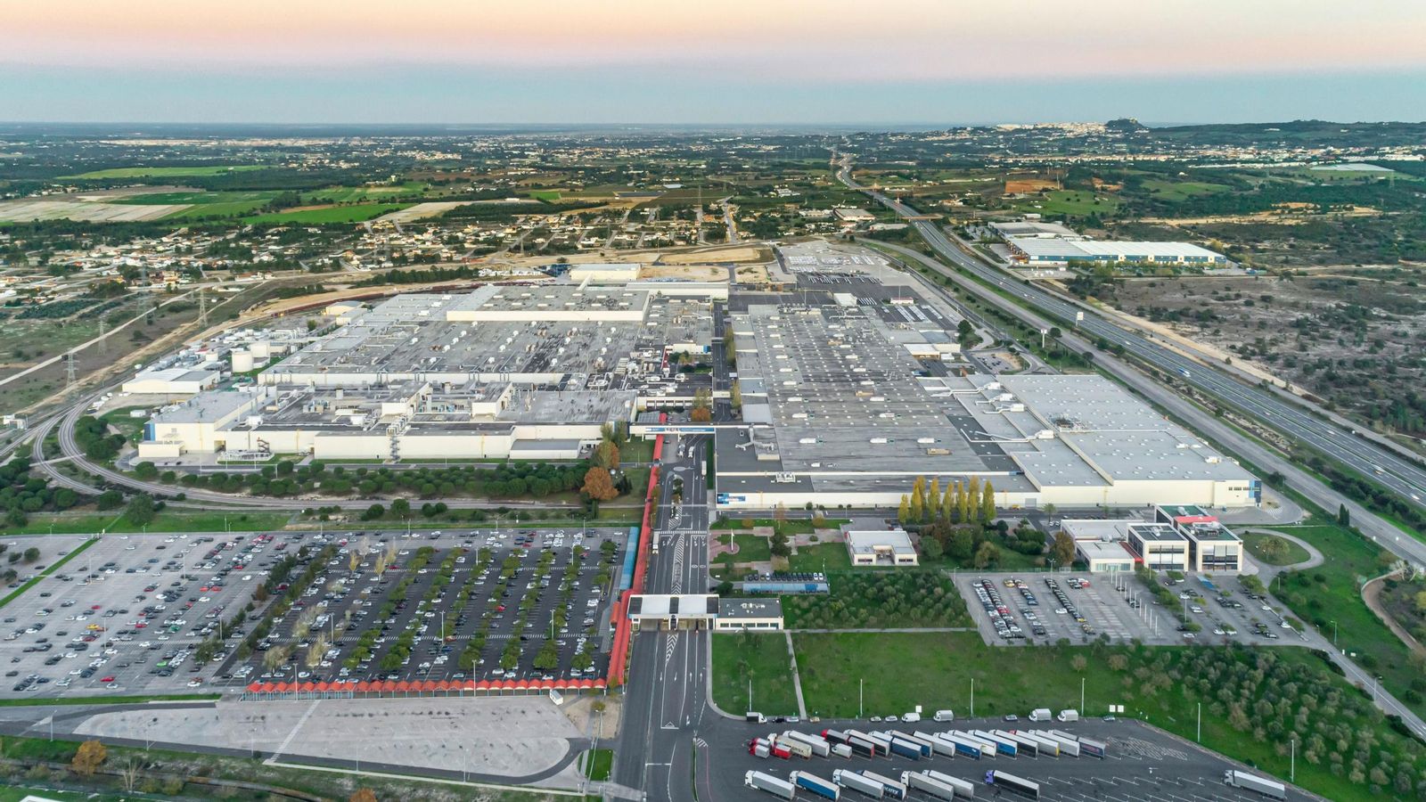 La planta Autoeuropa de Volkswagen está entre las instalaciones industriales más relevantes de Portugal, al igual que la de Stellantis en Mangualde, ésta fundamentalmente volcada en la producción de vehículos eléctricos de pasajeros y comerciales ligeros desde el año pasado..