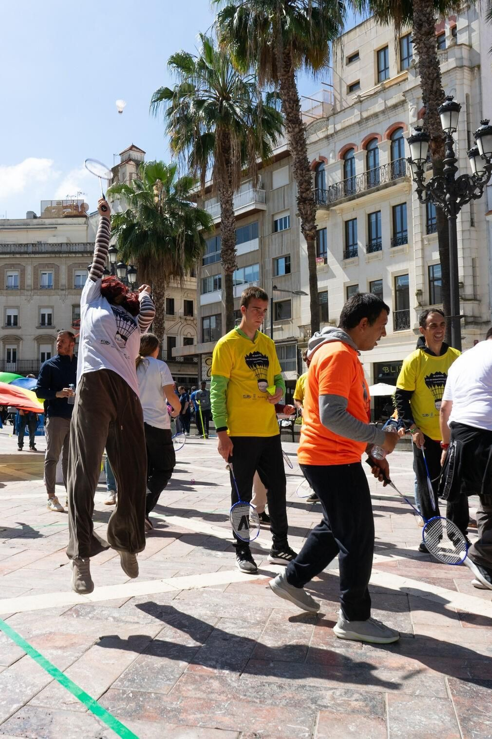 Participantes en el Día del Bádminton sin Barreras este martes en la Plaza de las Monjas. Participantes en el Día del Bádminton sin Barreras este martes en la Plaza de las Monjas.