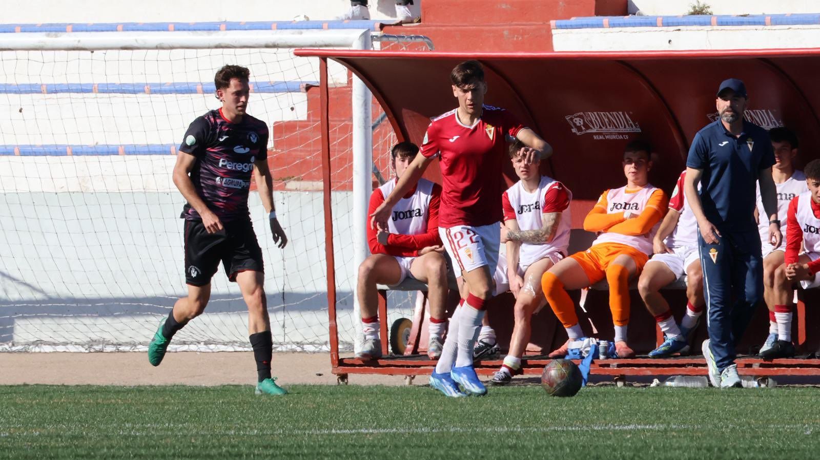 Un jugador rojinegro presiona a un rival durante la visita al Real Murcia Imperial de la pasada jornada.
