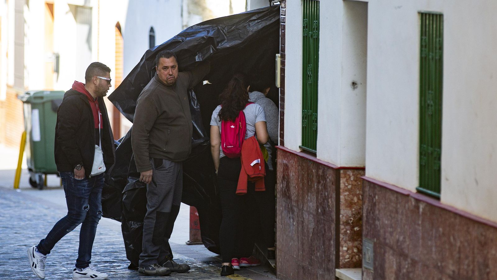 Familiares del matrimonio entran en la casa en la que ocurrieron los hechos.