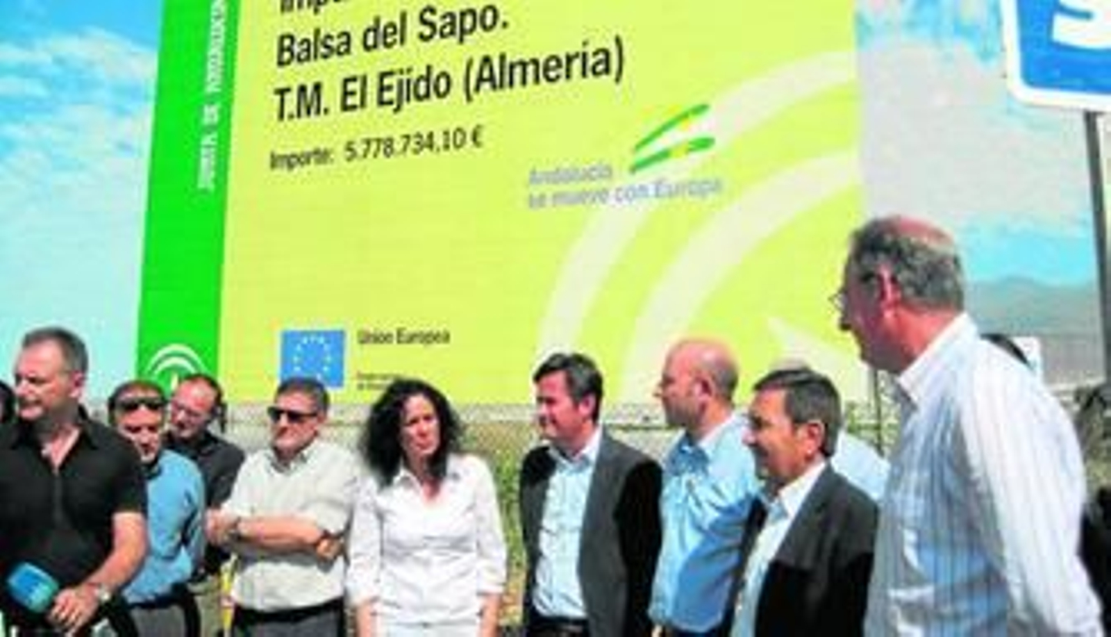 La delegada de Medio Ambiente y el alcalde de El Ejido asistieron ayer al comienzo de los trabajos en la Balsa del Sapo.