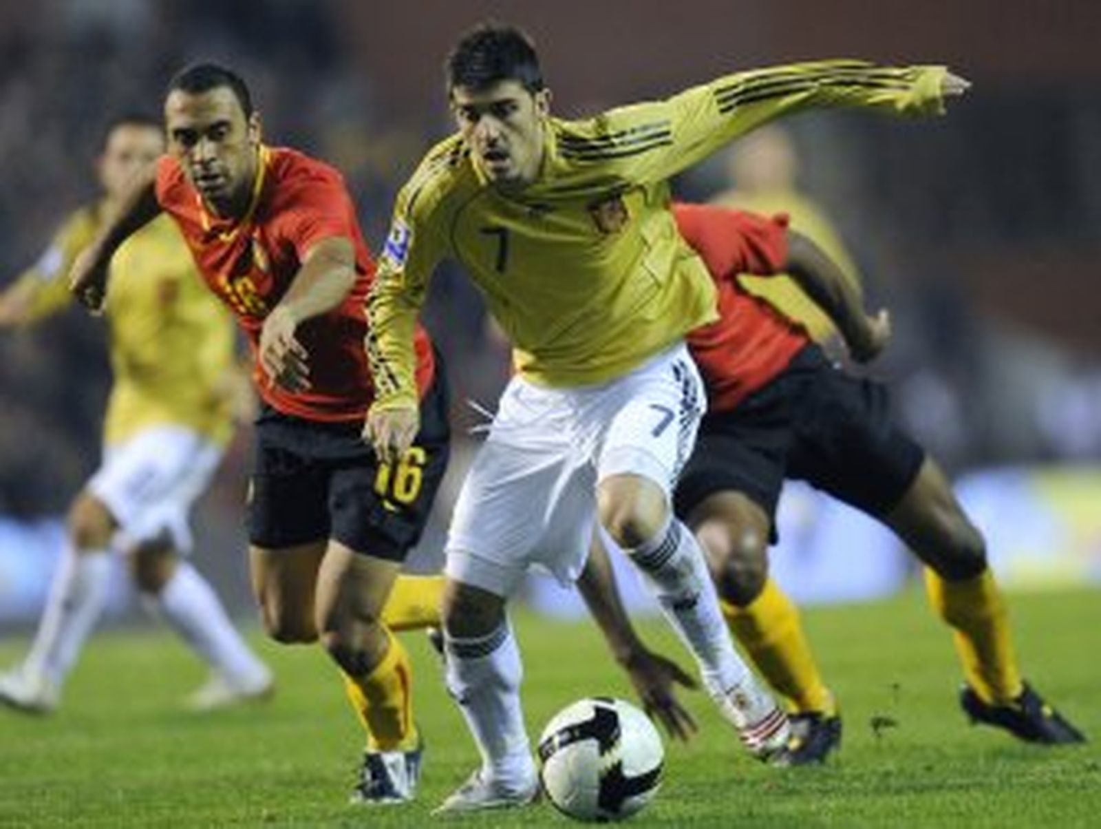 David Villa regala un triunfo de prestigio a España (1-2)