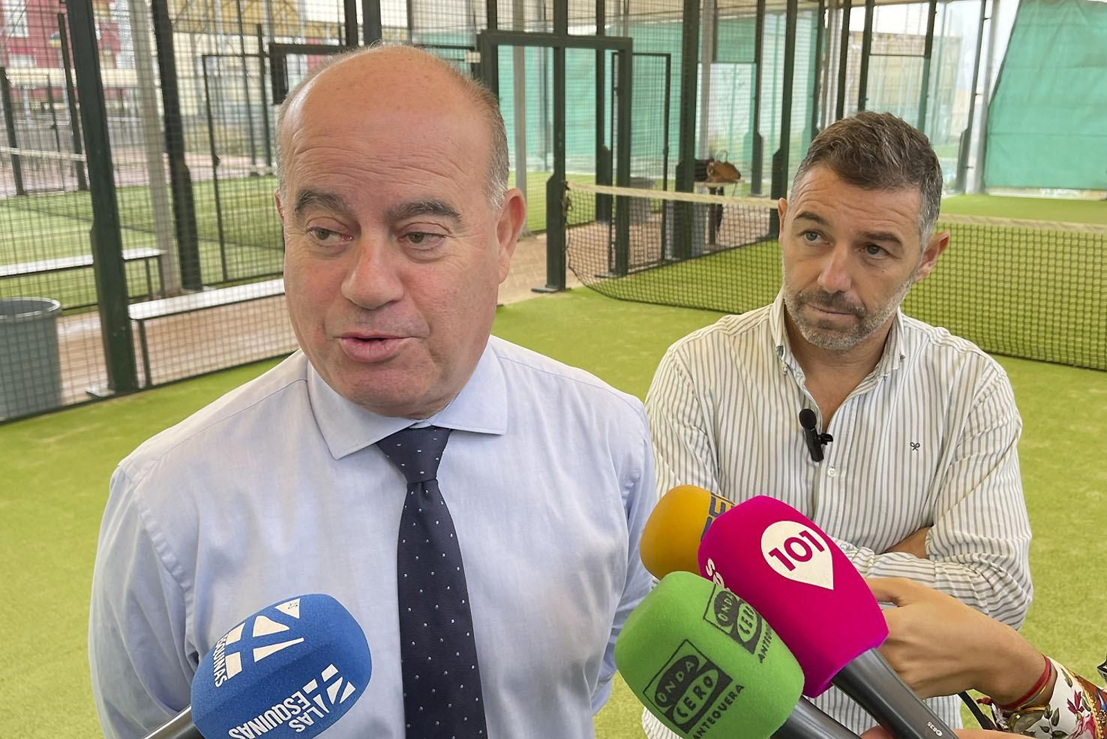 El alcalde de Antequera, Manuel Barón, junto al delegado municipal de Deportes, Juan Rosas.