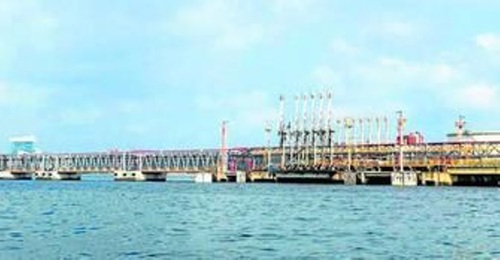 Imagen actual del pantalán de la refinería Gibraltar-San Roque de Cepsa.