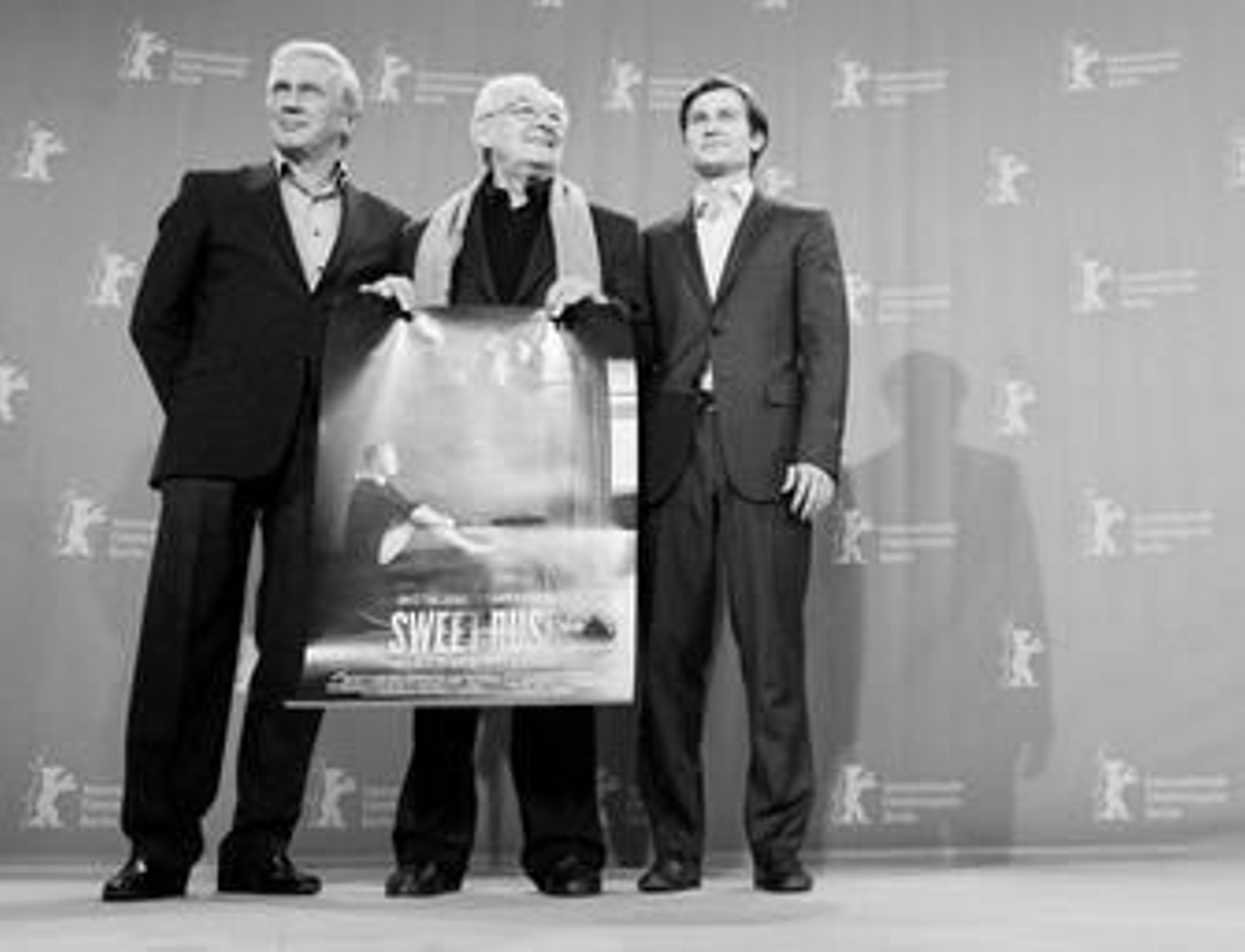 Los actores Jan Englert y Pawel Szajda rodean a Andrzej Wajda.